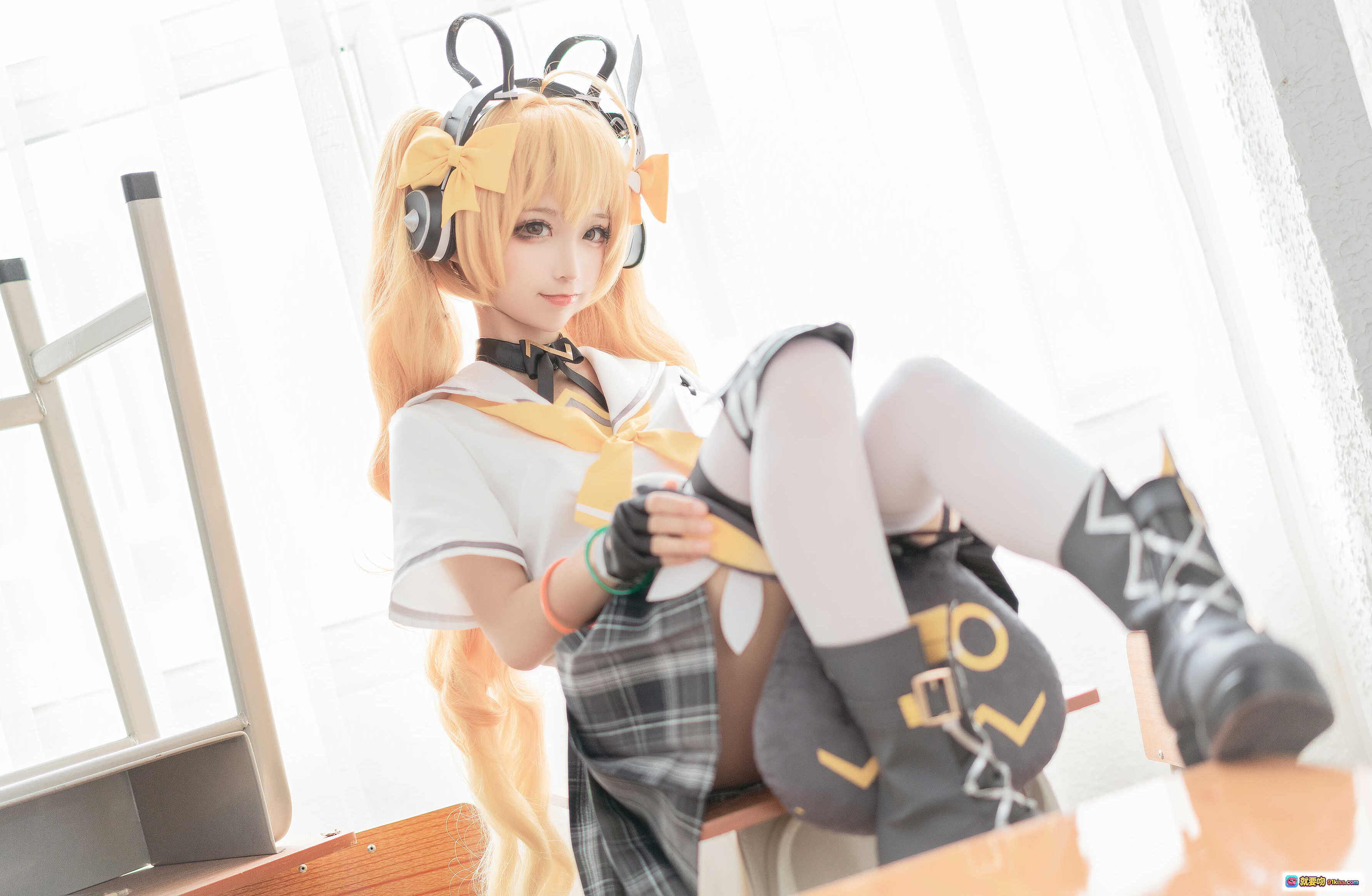 图片[6] - 蠢沫沫NO.137安琪拉时之奇旅Cosplay写真 学院风格子裙长发双马尾耳机兔耳玩偶教室场景高清16P - 就要吻