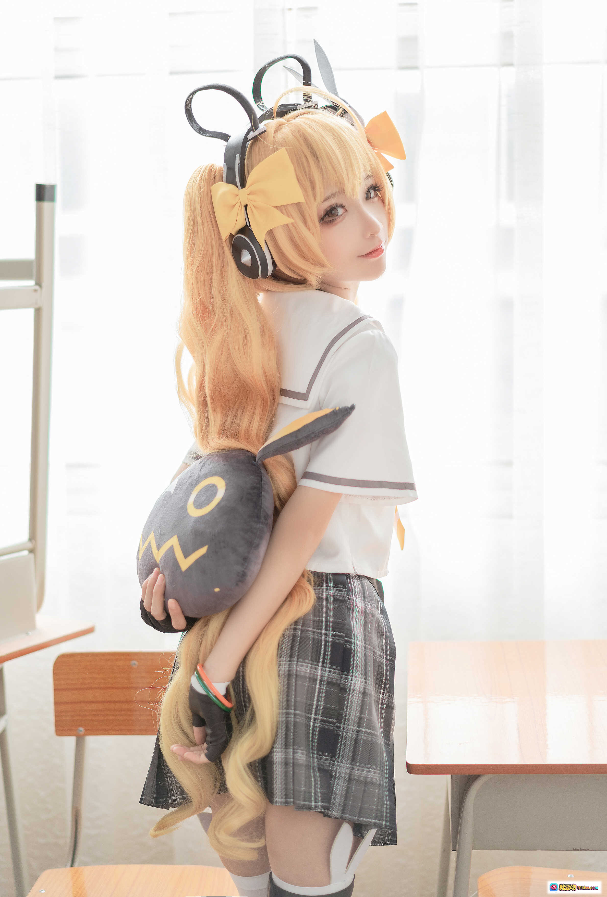 图片[8] - 蠢沫沫NO.137安琪拉时之奇旅Cosplay写真 学院风格子裙长发双马尾耳机兔耳玩偶教室场景高清16P - 就要吻