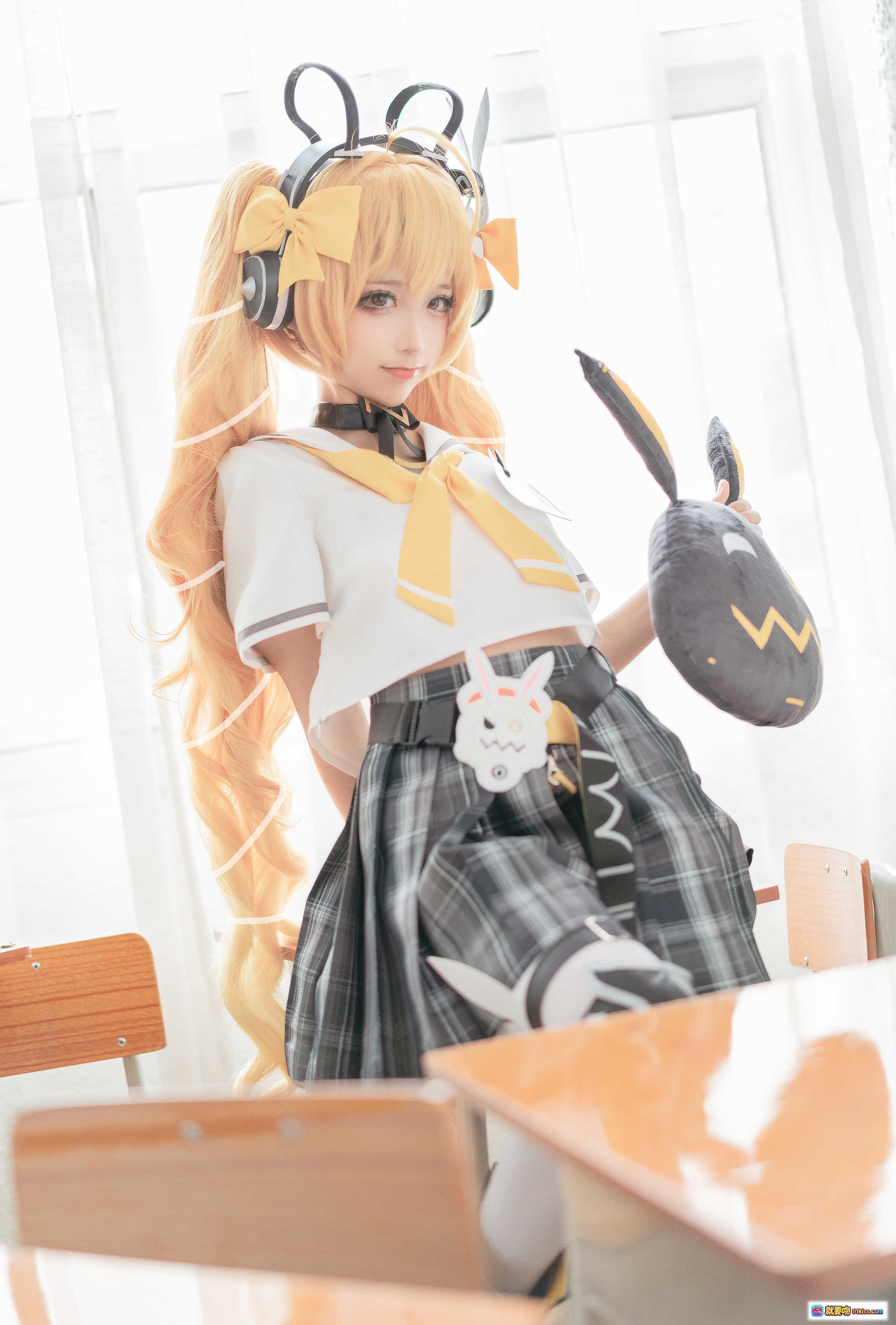 图片[4] - 蠢沫沫NO.137安琪拉时之奇旅Cosplay写真 学院风格子裙长发双马尾耳机兔耳玩偶教室场景高清16P - 就要吻