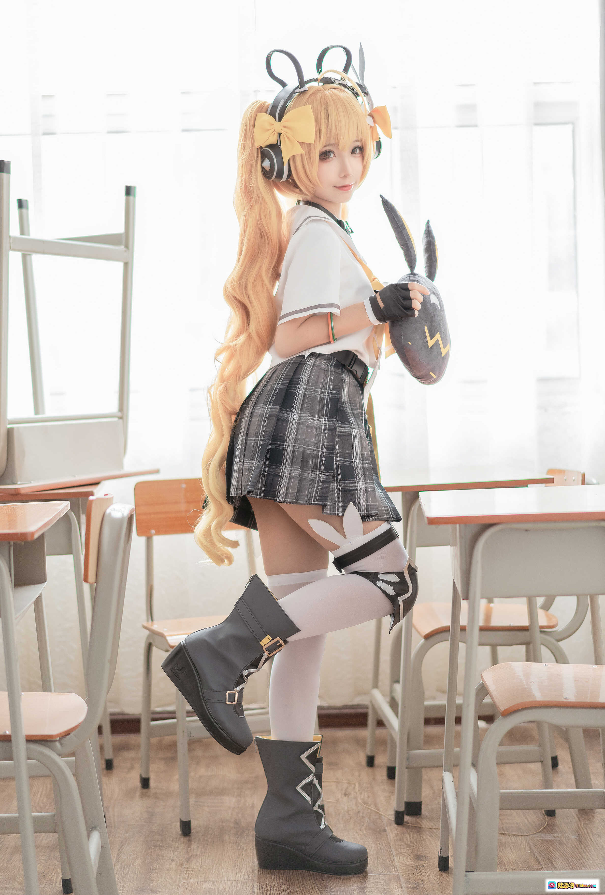 图片[2] - 蠢沫沫NO.137安琪拉时之奇旅Cosplay写真 学院风格子裙长发双马尾耳机兔耳玩偶教室场景高清16P - 就要吻