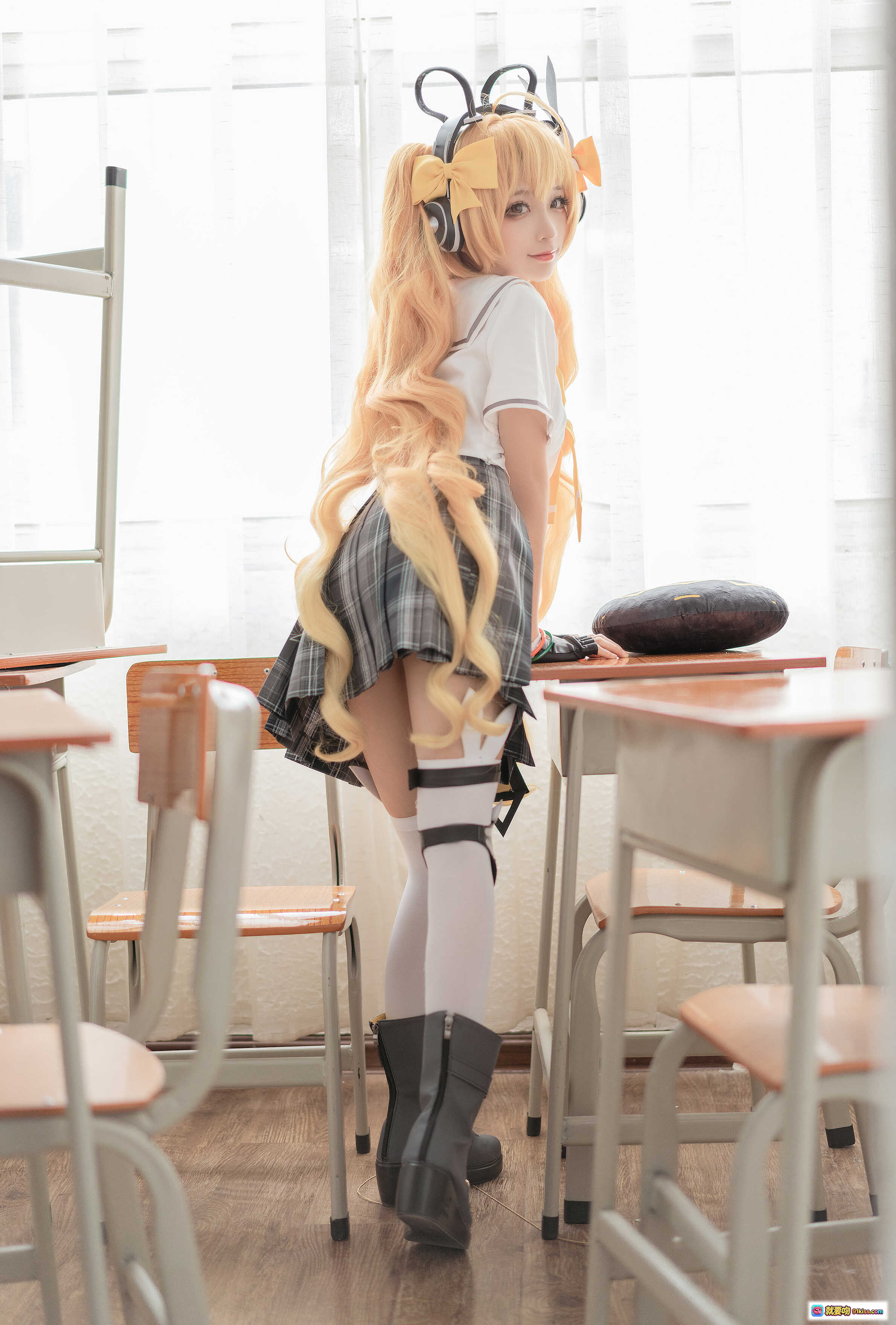 图片[9] - 蠢沫沫NO.137安琪拉时之奇旅Cosplay写真 学院风格子裙长发双马尾耳机兔耳玩偶教室场景高清16P - 就要吻
