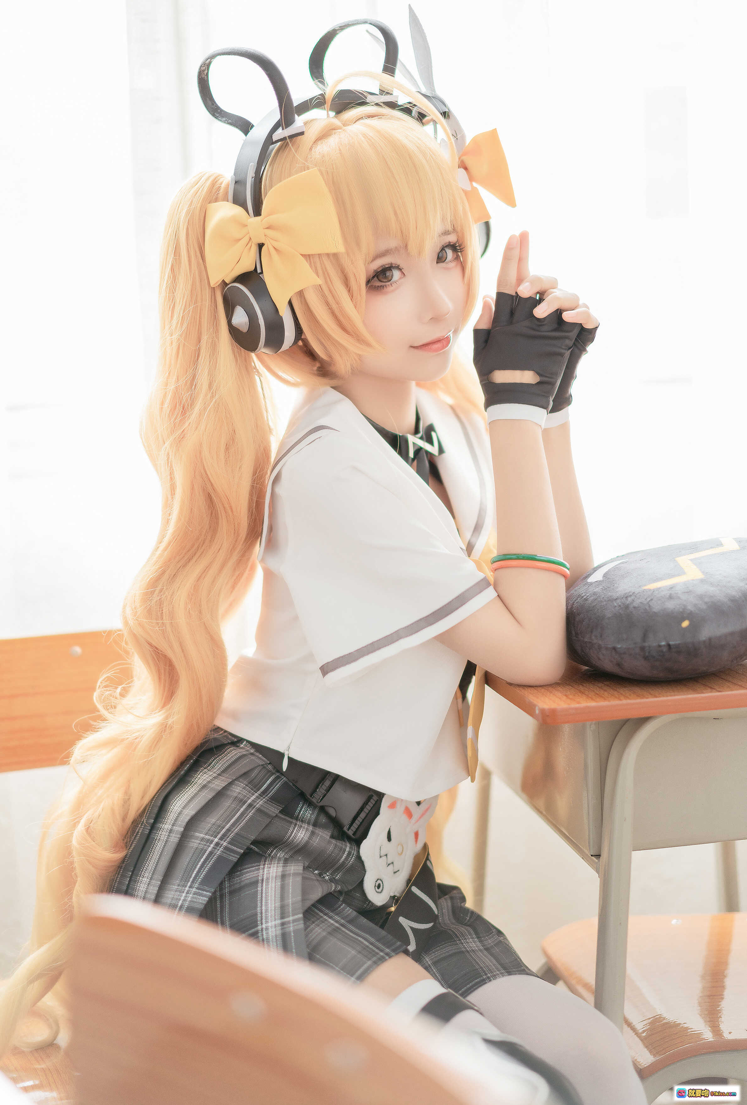 图片[10] - 蠢沫沫NO.137安琪拉时之奇旅Cosplay写真 学院风格子裙长发双马尾耳机兔耳玩偶教室场景高清16P - 就要吻