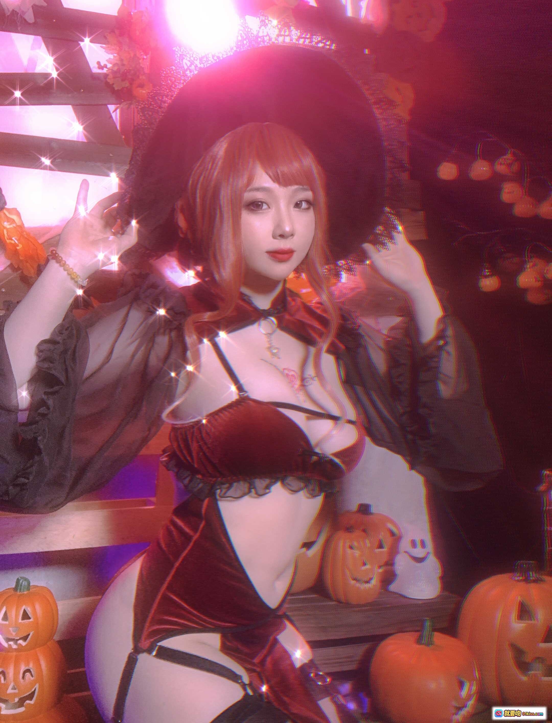 图片[7] - 皮皮奶NO.040万圣节女巫cos写真｜红发魅惑妆容+蕾丝黑纱+玫瑰纹身+暗黑系性感造型 - 就要吻