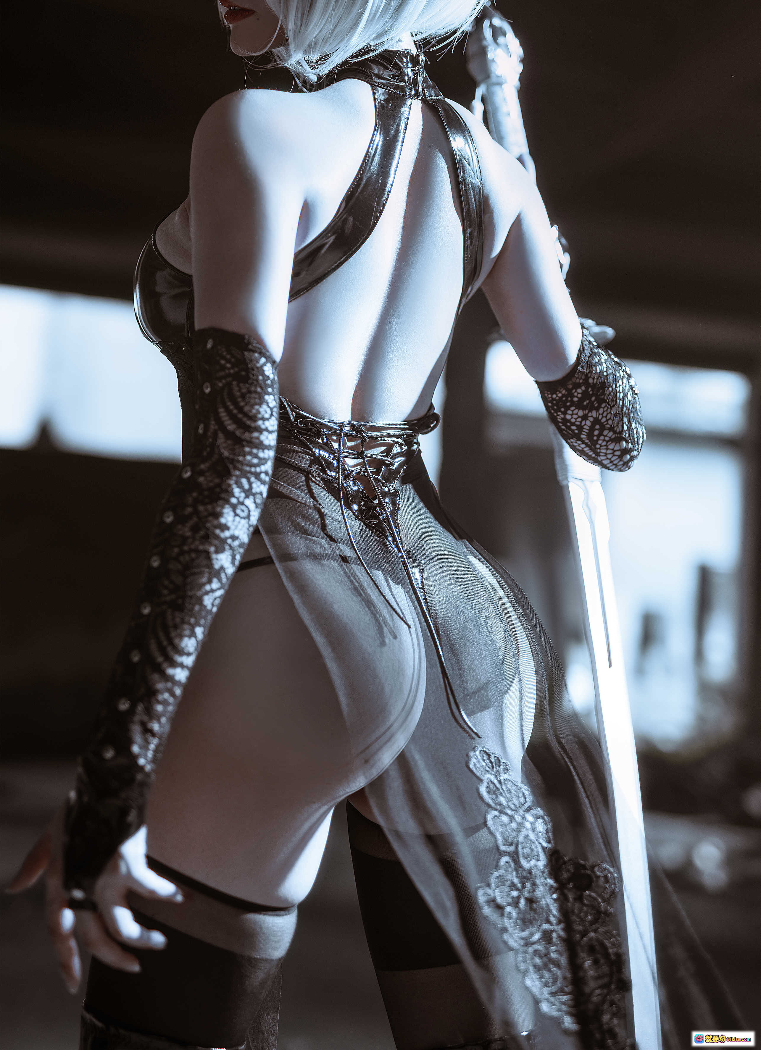 秋和柯基NO.004 2B旗袍同人写真 乳胶紧身蕾丝透视装 白发美背性感姿态 25P高清图集 - 就要吻