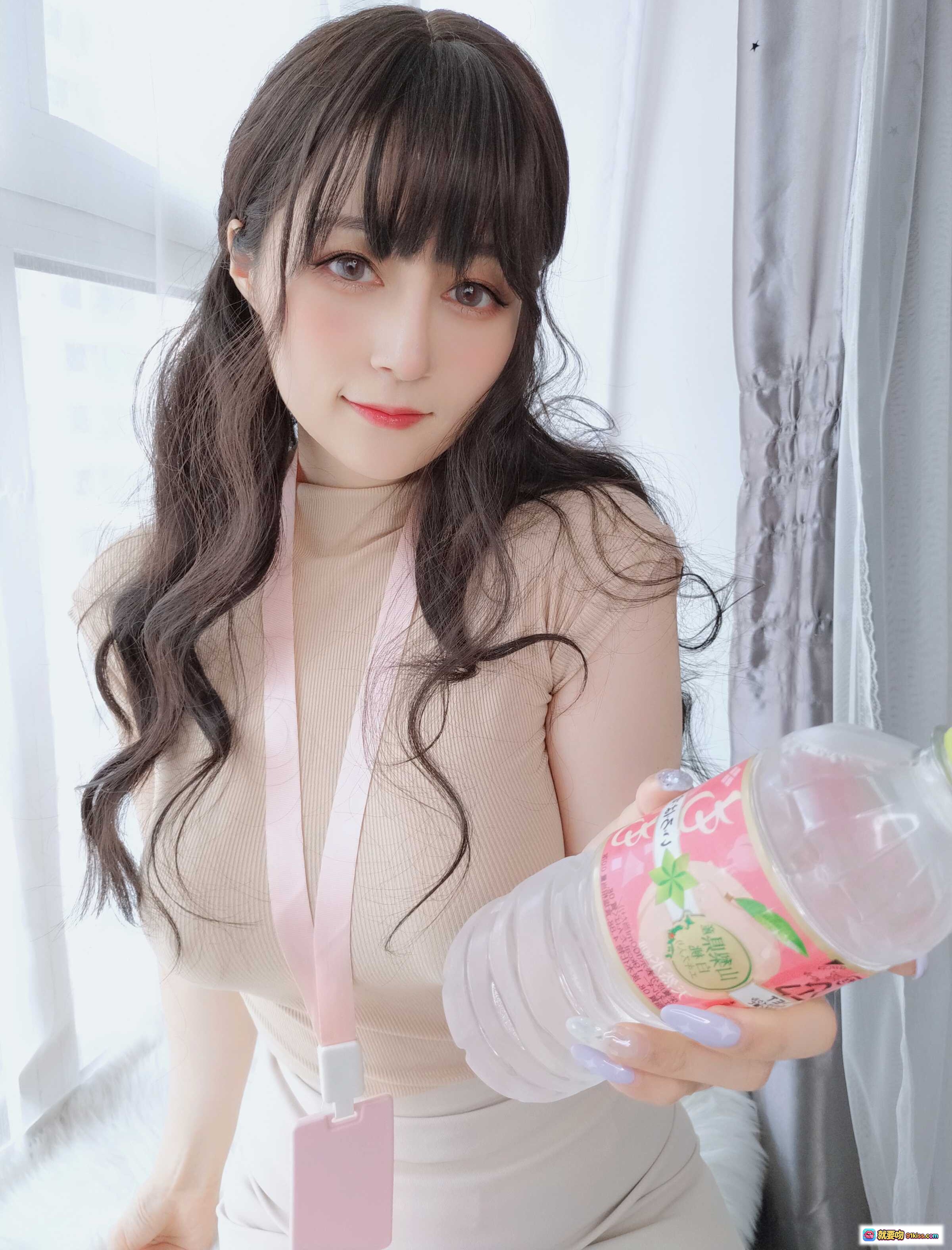 图片[2] - 白银81 NO.088 10月会员合集 10月18 水を飲みますか、先輩 粉色挂绳高领紧身裙温柔少女窗边写真 - 就要吻