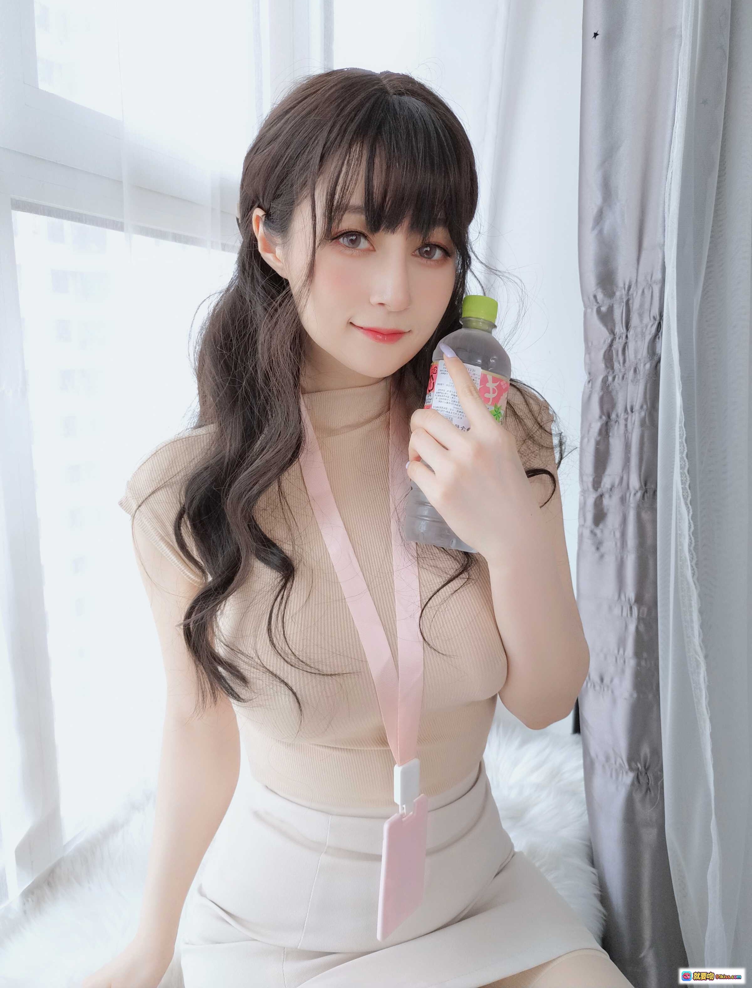 图片[9] - 白银81 NO.088 10月会员合集 10月18 水を飲みますか、先輩 粉色挂绳高领紧身裙温柔少女窗边写真 - 就要吻