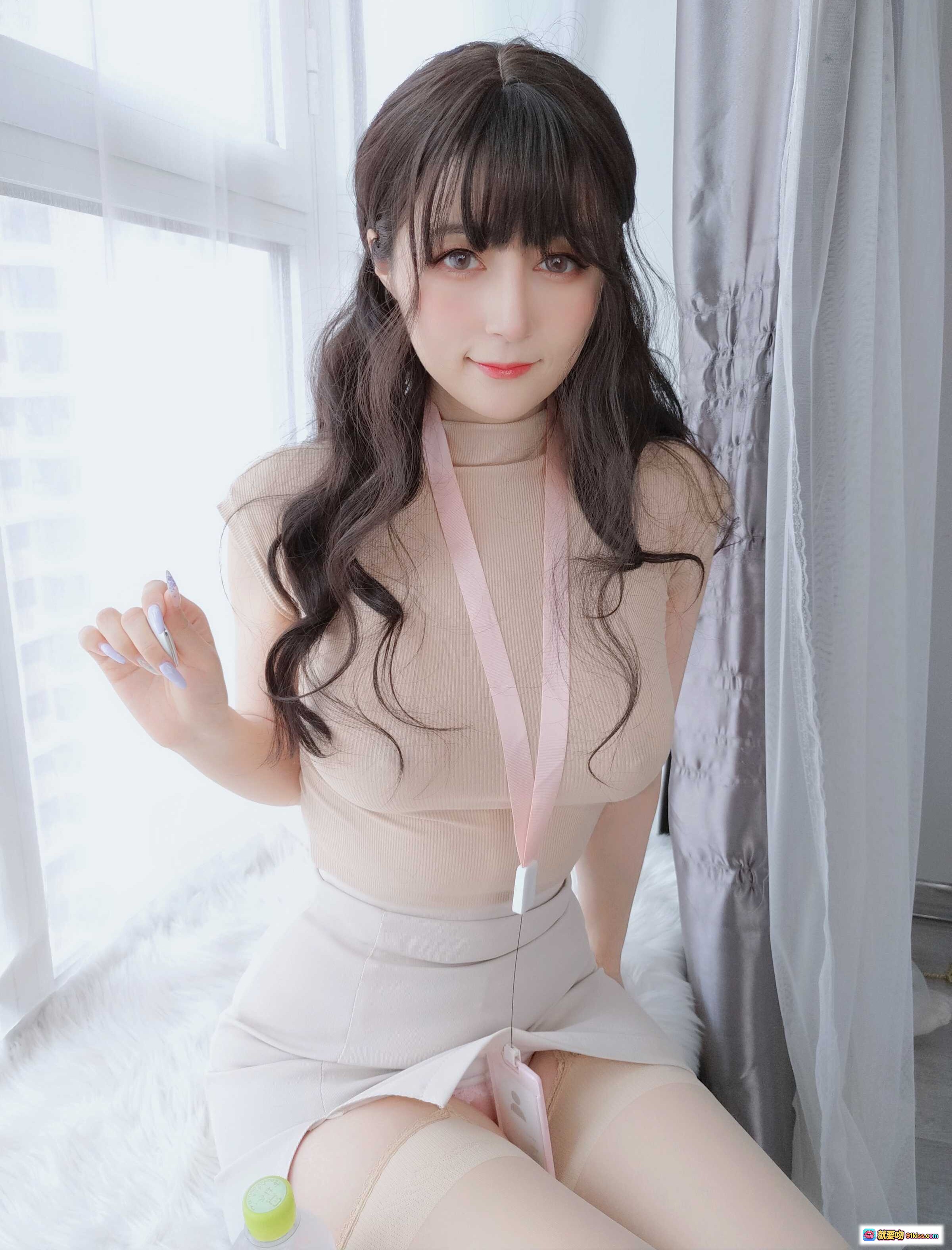 图片[4] - 白银81 NO.088 10月会员合集 10月18 水を飲みますか、先輩 粉色挂绳高领紧身裙温柔少女窗边写真 - 就要吻