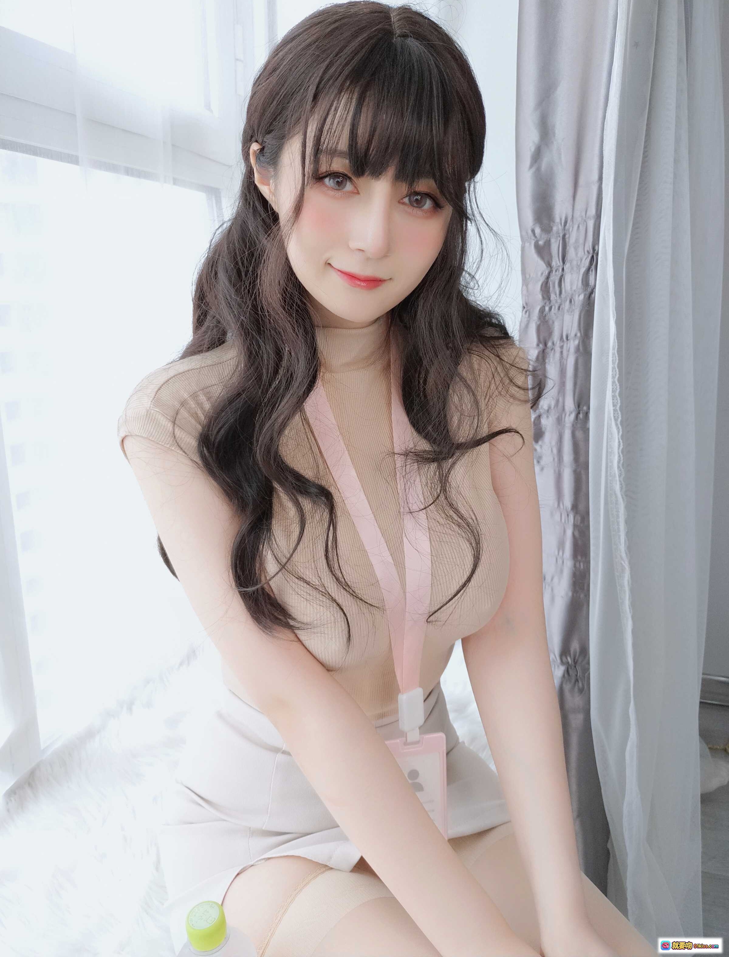 图片[8] - 白银81 NO.088 10月会员合集 10月18 水を飲みますか、先輩 粉色挂绳高领紧身裙温柔少女窗边写真 - 就要吻