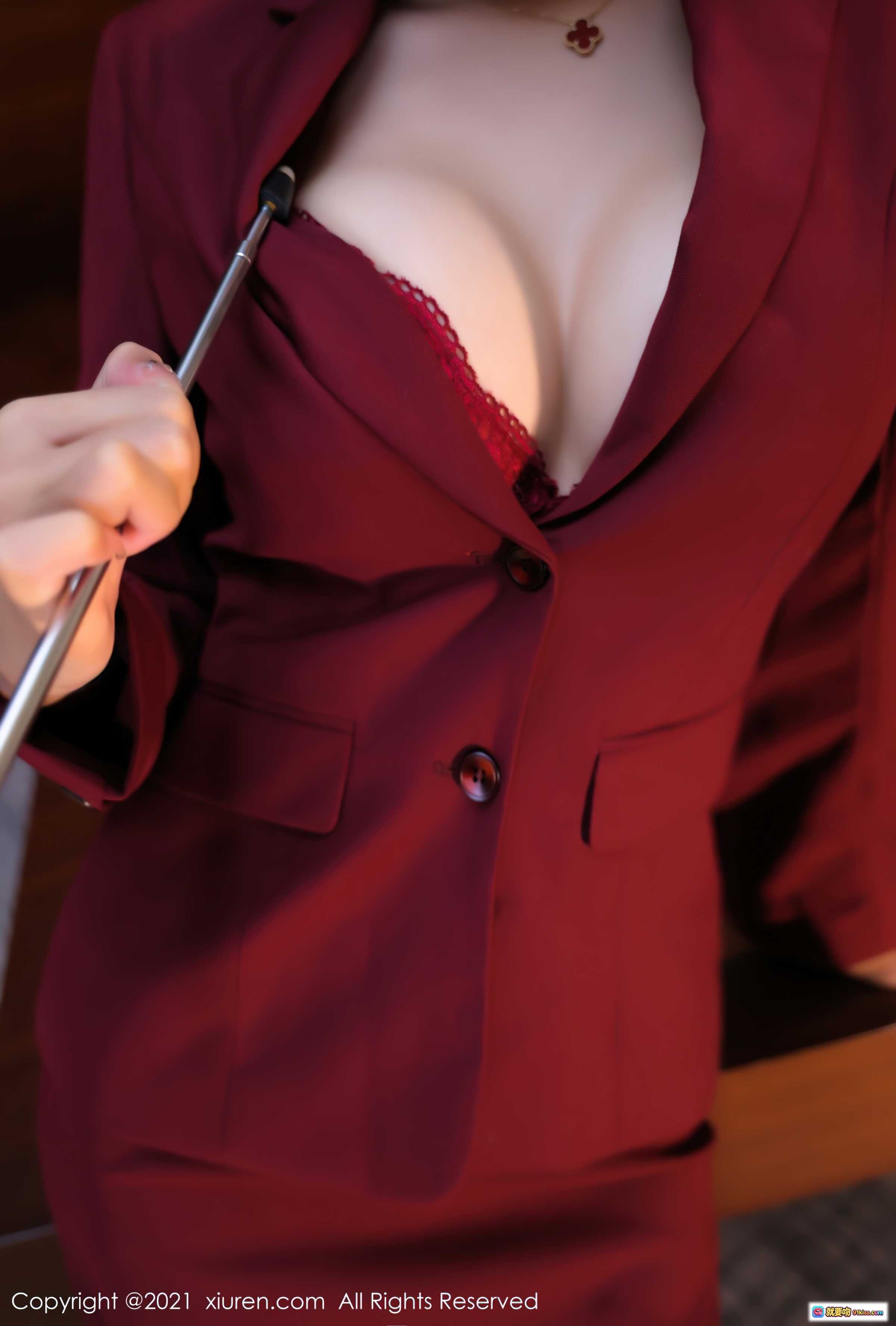 图片[4] - Emily尹菲酒红西装套装黑丝美腿优雅办公风写真 – XIUREN秀人网2021.10.09 No.4038 - 就要吻