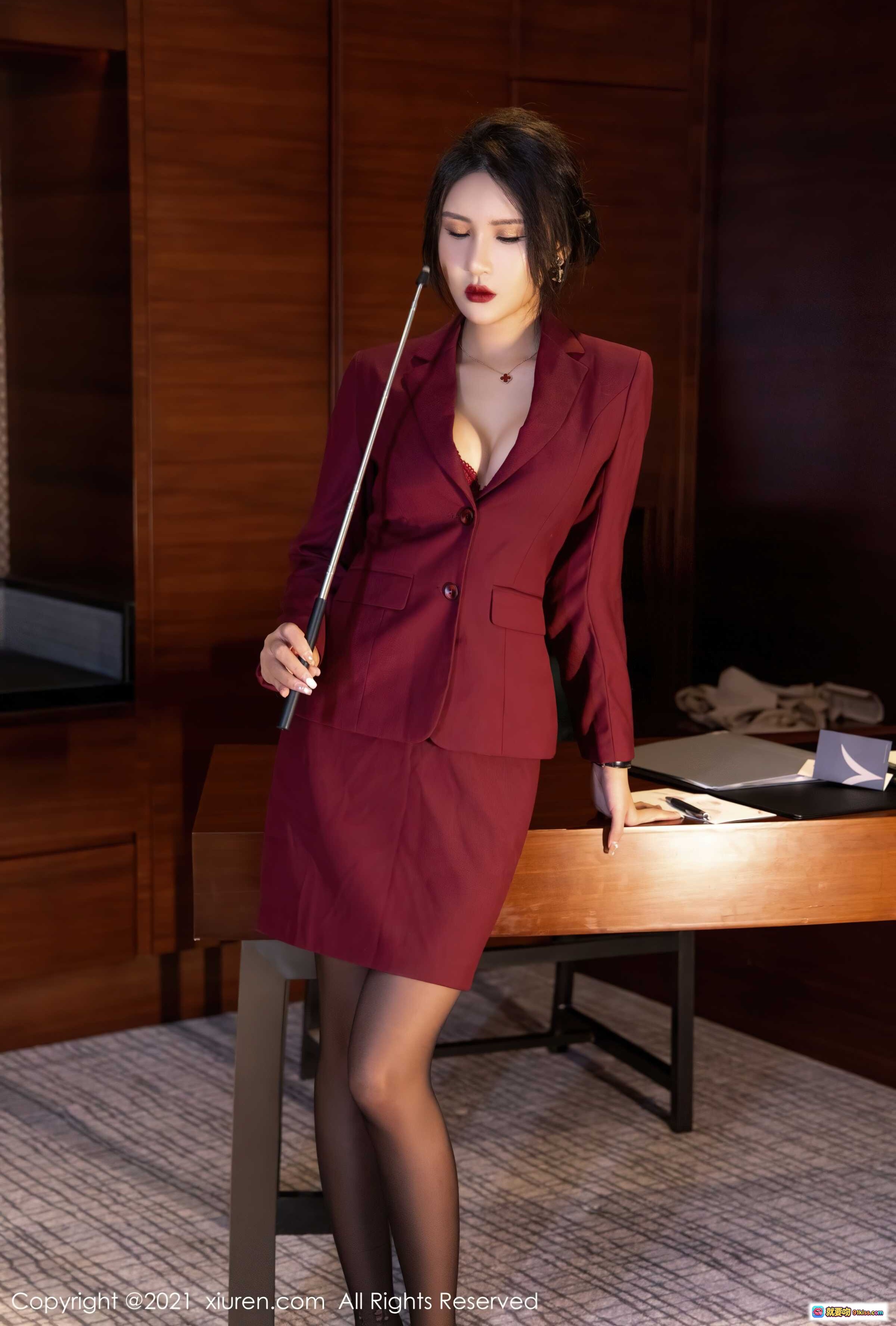 Emily尹菲酒红西装套装黑丝美腿优雅办公风写真 – XIUREN秀人网2021.10.09 No.4038 - 就要吻