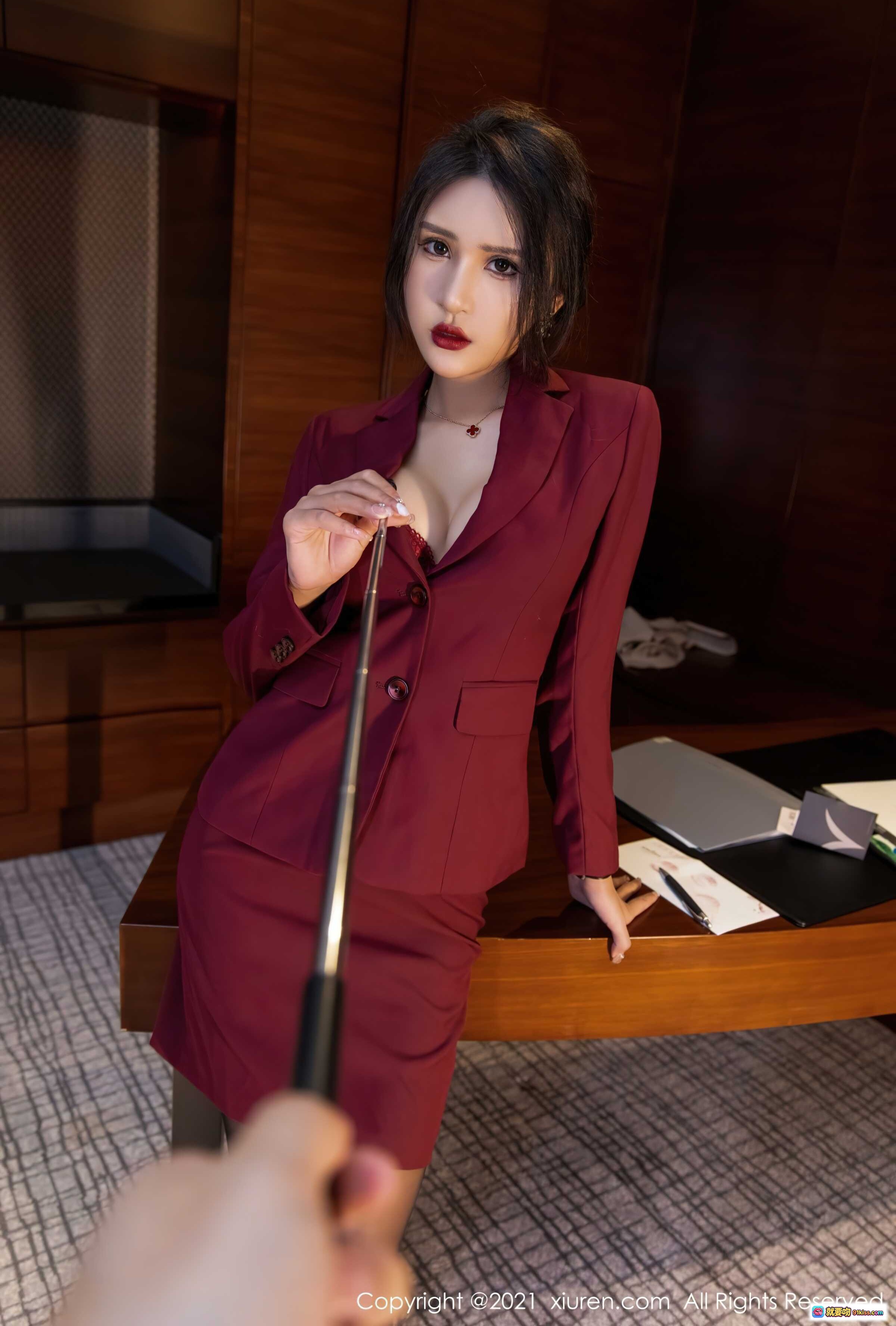 图片[3] - Emily尹菲酒红西装套装黑丝美腿优雅办公风写真 – XIUREN秀人网2021.10.09 No.4038 - 就要吻