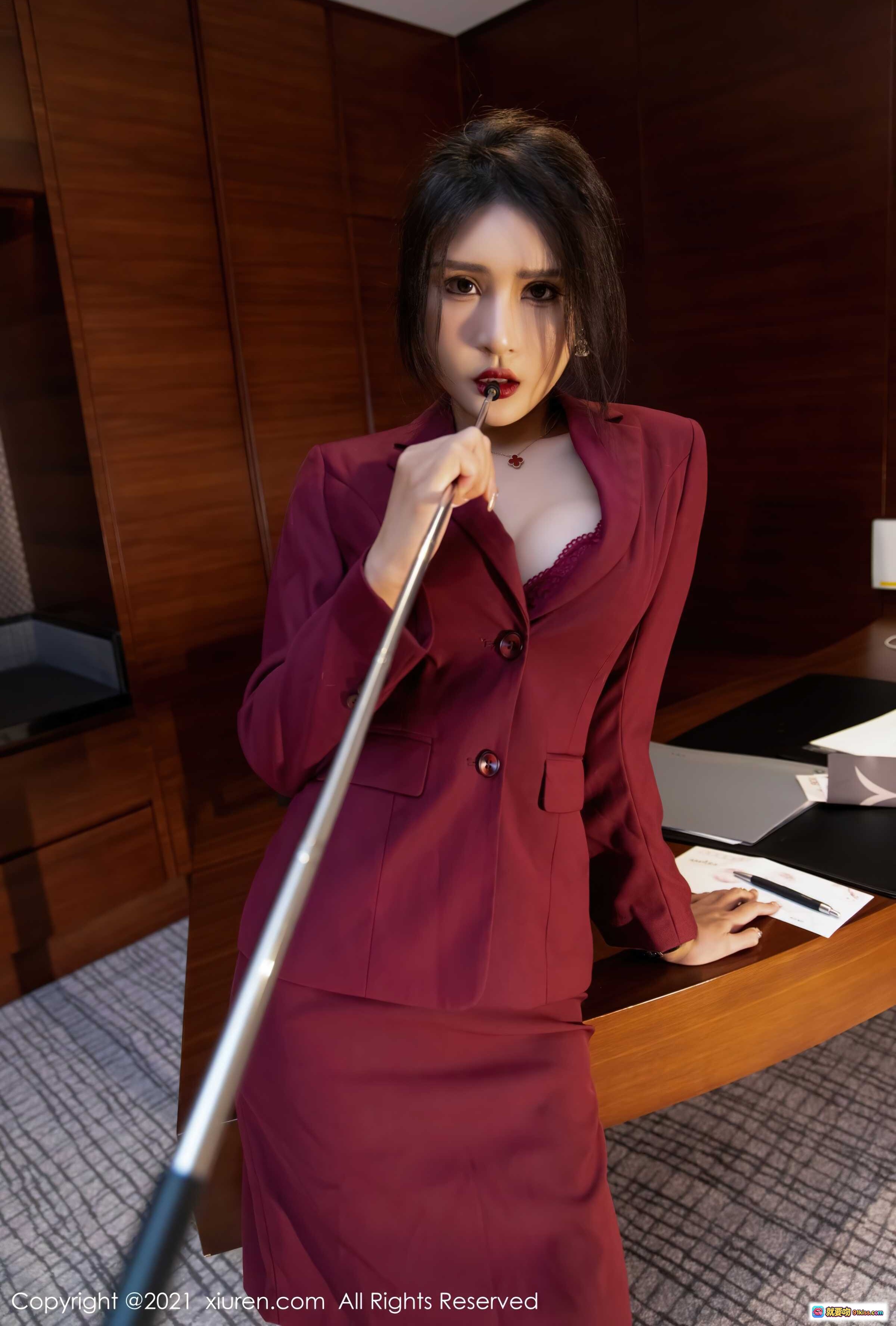 图片[5] - Emily尹菲酒红西装套装黑丝美腿优雅办公风写真 – XIUREN秀人网2021.10.09 No.4038 - 就要吻