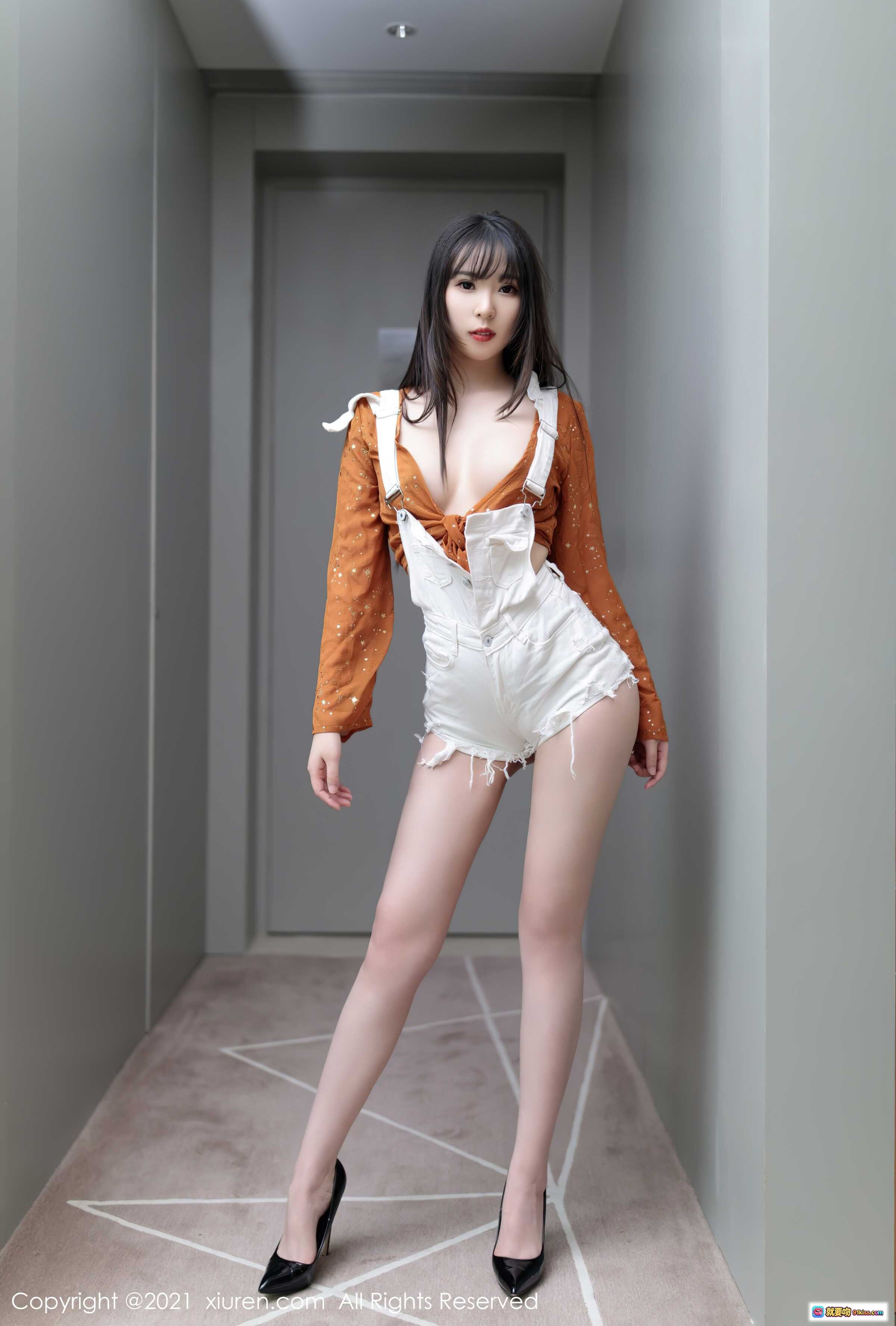 图片[5] - 小波多橙色上衣白短裤黑高跟电梯写真 – XIUREN秀人网2021.09.29 No.4015 - 就要吻
