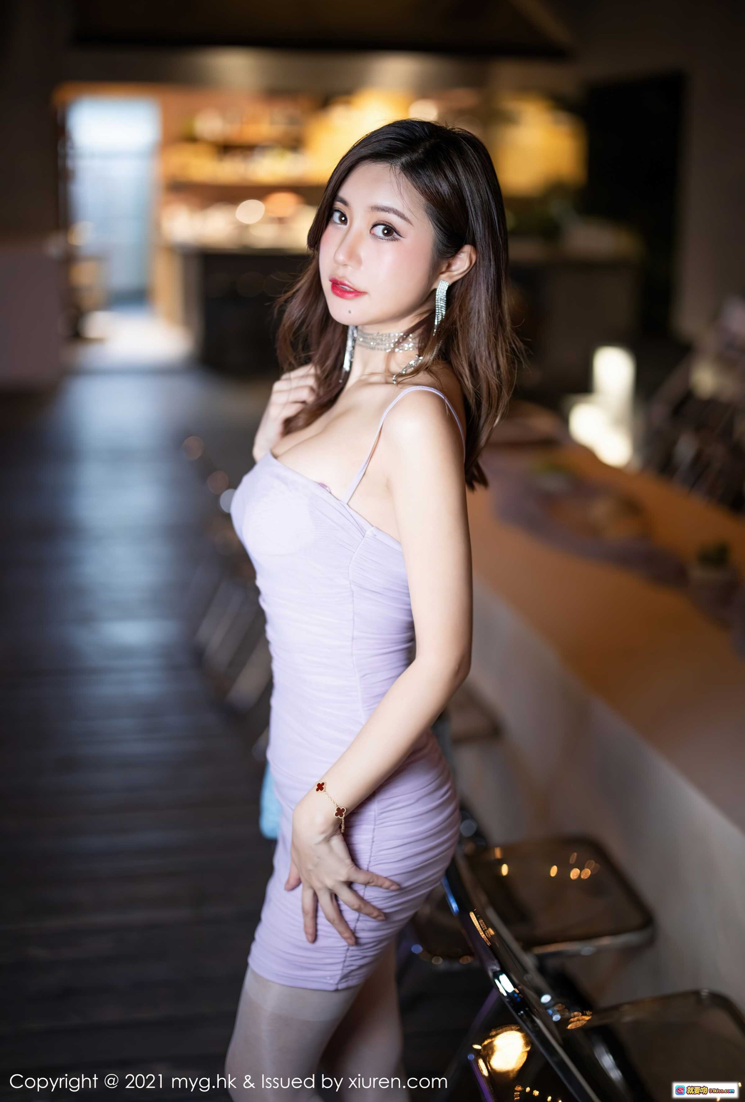 图片[3] - 绮里嘉ula紫裙写真｜MyGirl美媛馆2021.09.18 Vol.593｜优雅性感轻熟风｜浅紫吊带连衣裙搭配蓝色手袋｜室内柔光人像摄影 - 就要吻