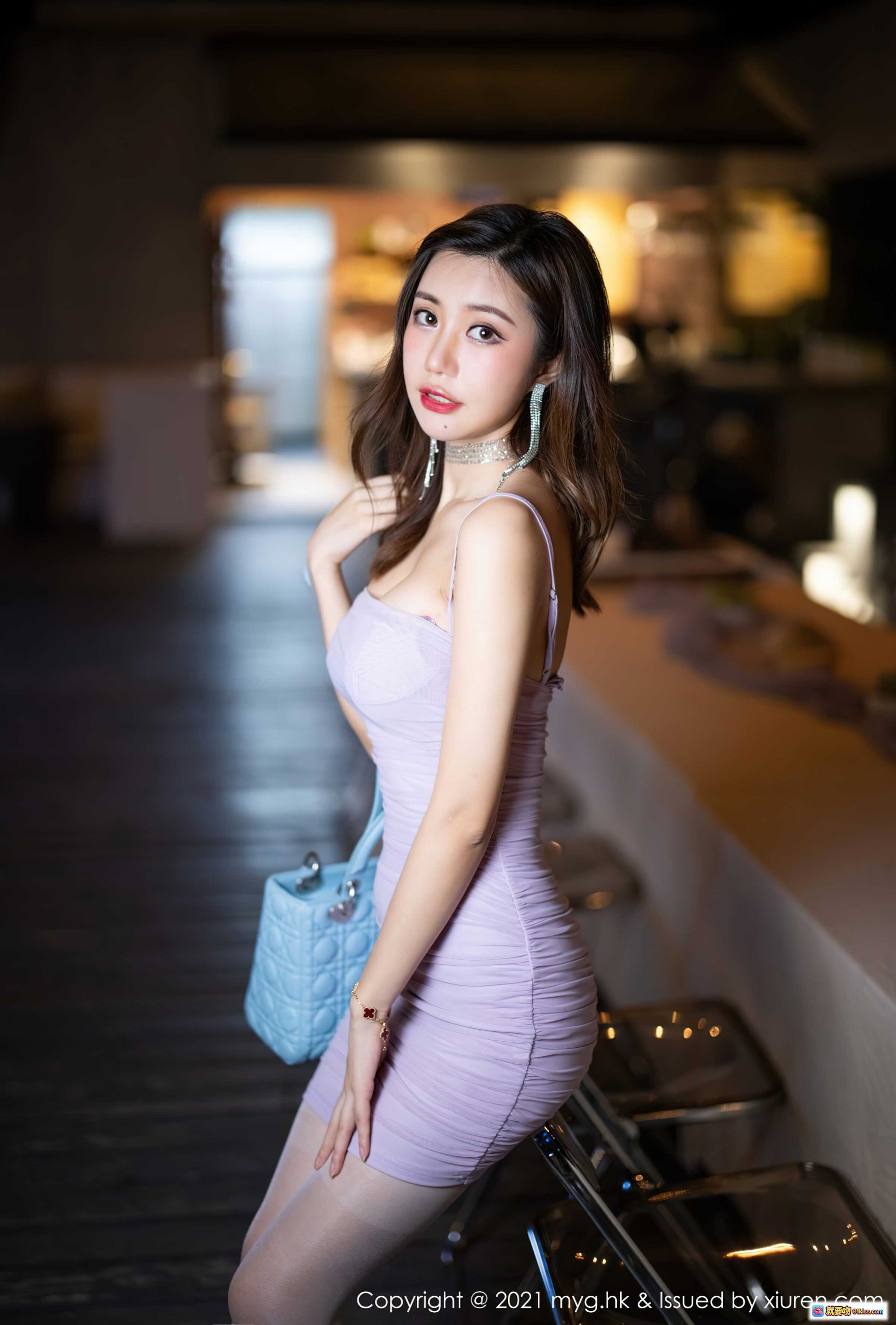 图片[1] - 绮里嘉ula紫裙写真｜MyGirl美媛馆2021.09.18 Vol.593｜优雅性感轻熟风｜浅紫吊带连衣裙搭配蓝色手袋｜室内柔光人像摄影 - 就要吻