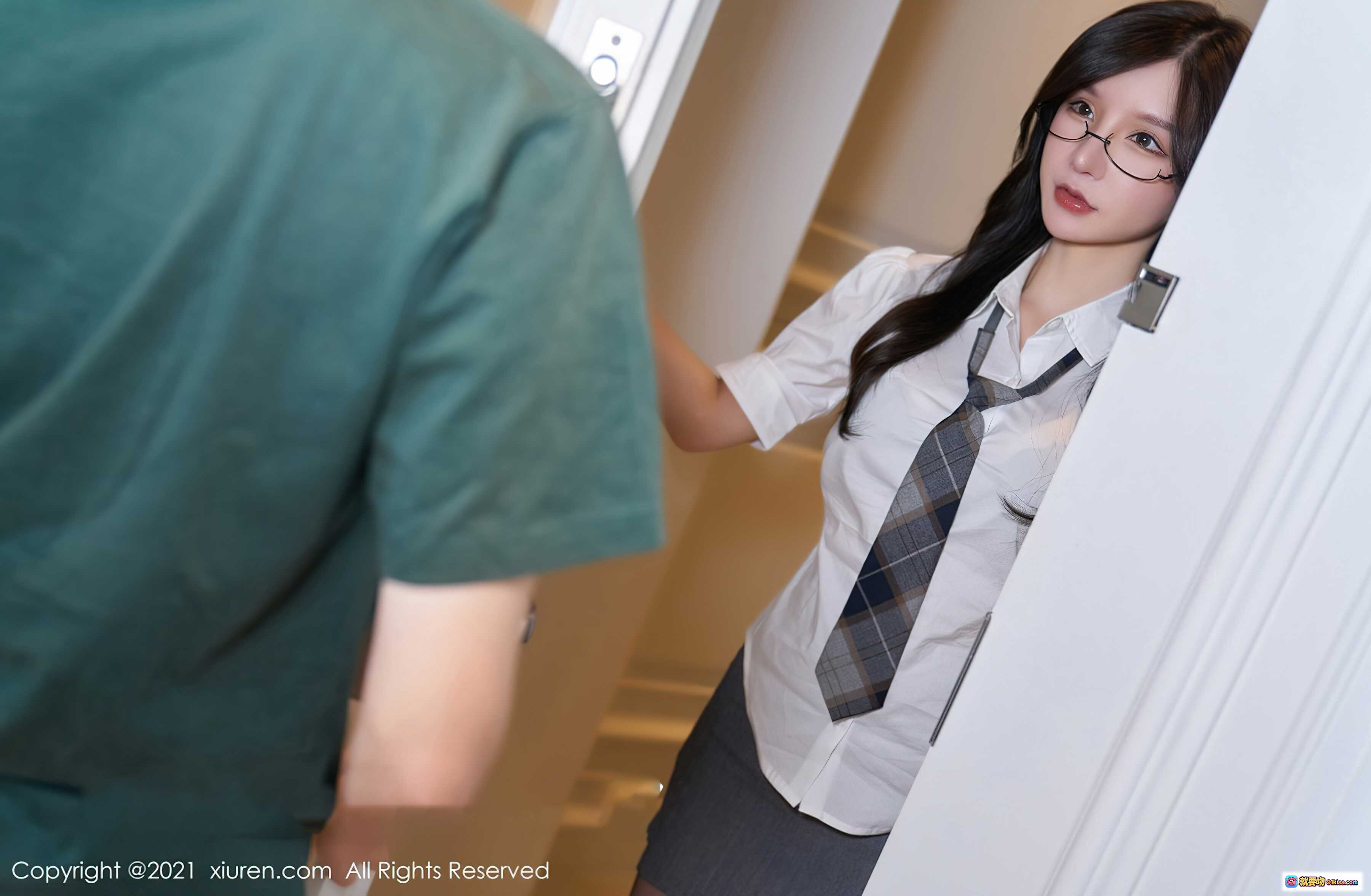 图片[1] - 周于希Sandy校园风制服写真 | 白衬衫格子领带眼镜少女 | XiuRen秀人网No.4005高清图集 - 就要吻