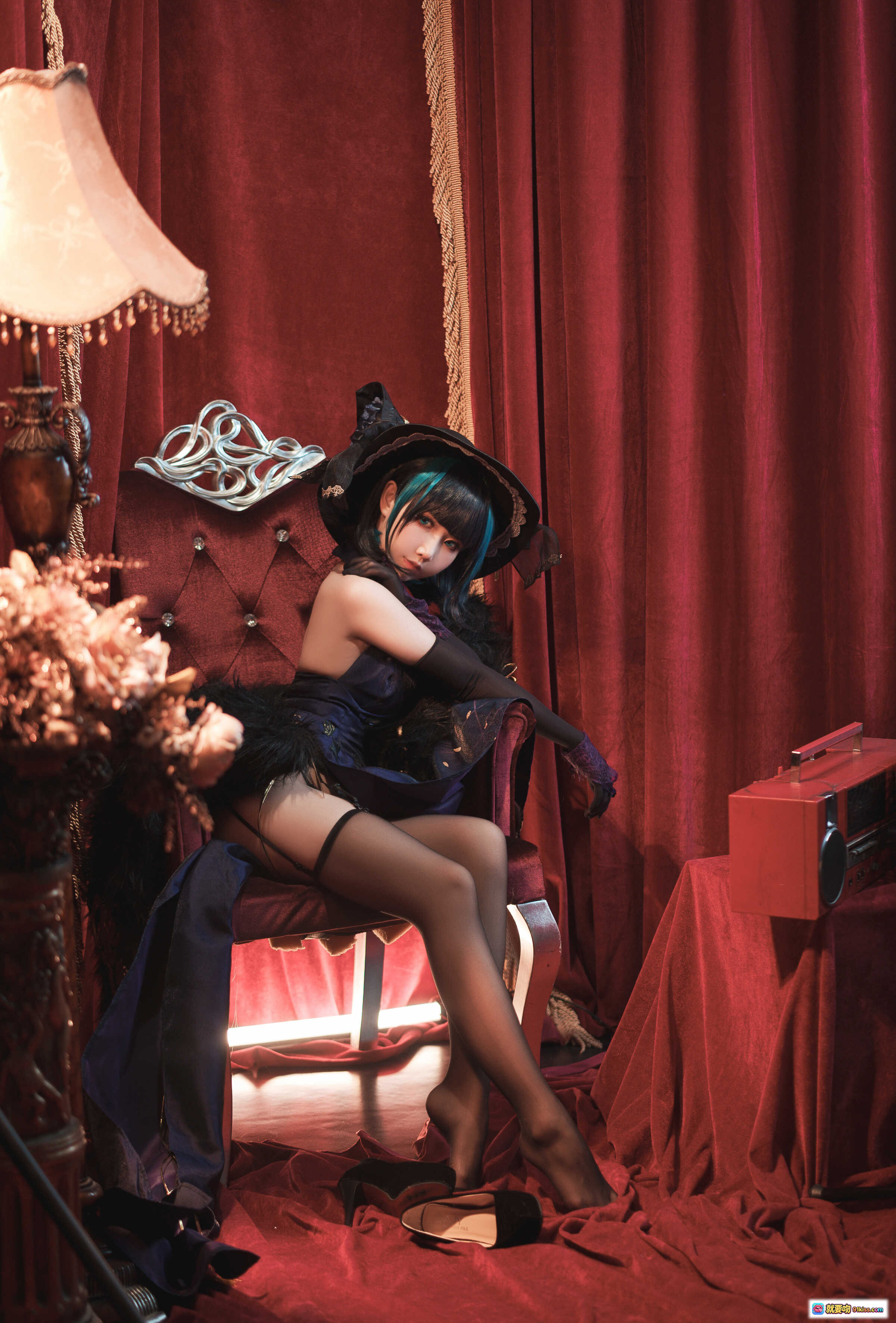 图片[6] - 面饼仙儿NO.110柴郡旗袍写真｜蓝发少女红幕复古风｜黑丝美腿抱猫坐姿｜华丽和风装饰｜ disco球收音机场景 - 就要吻