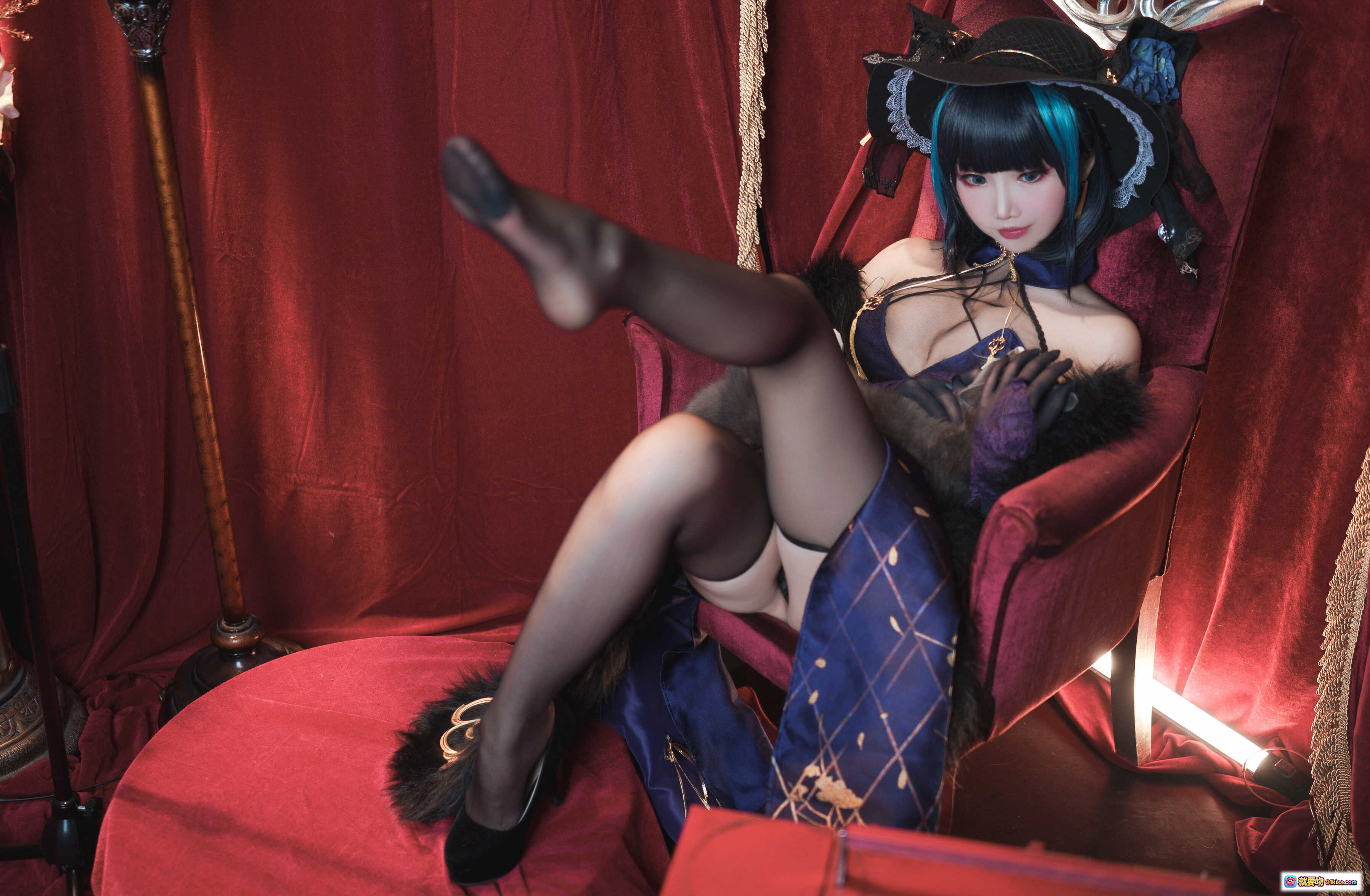 图片[7] - 面饼仙儿NO.110柴郡旗袍写真｜蓝发少女红幕复古风｜黑丝美腿抱猫坐姿｜华丽和风装饰｜ disco球收音机场景 - 就要吻