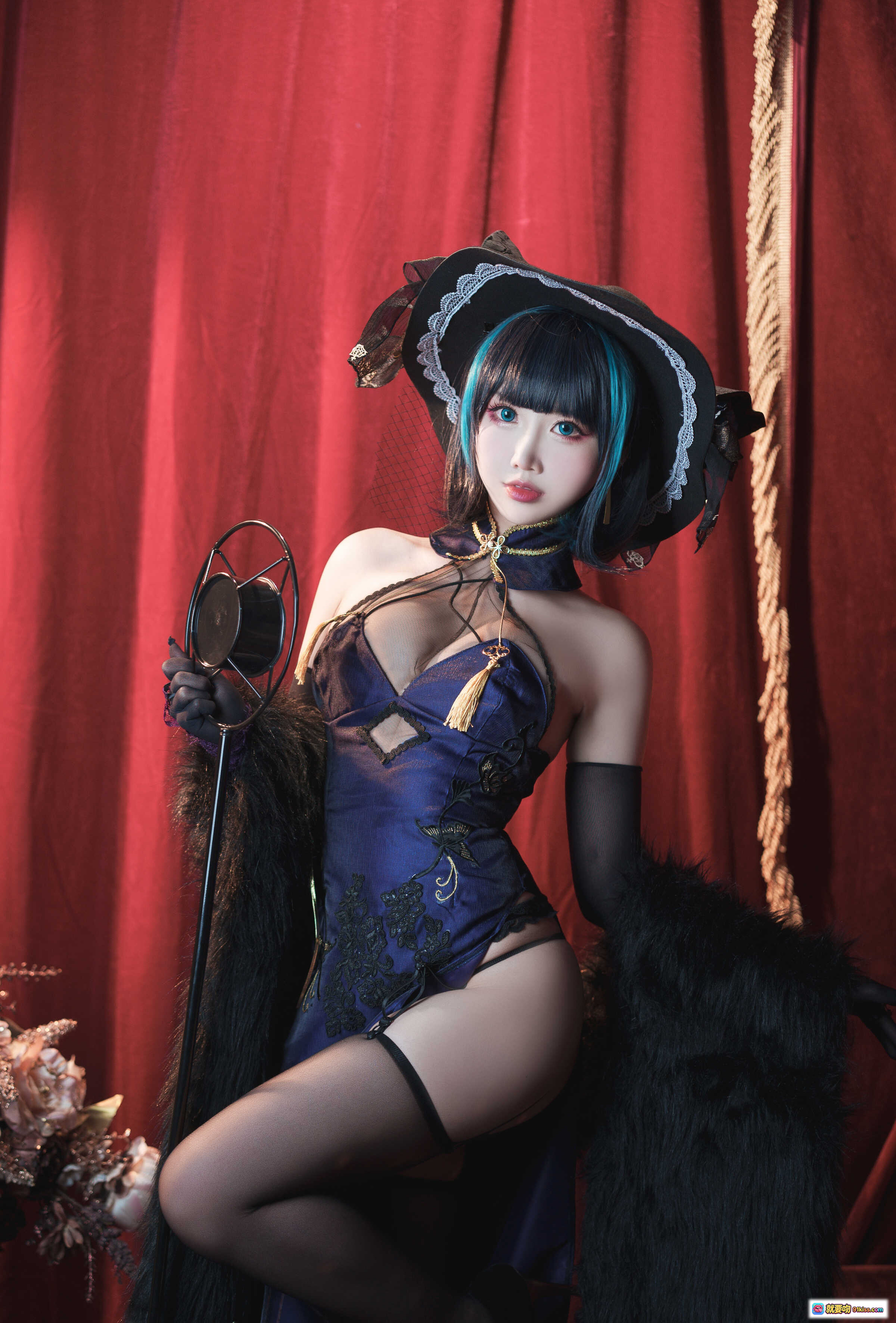 图片[10] - 面饼仙儿NO.110柴郡旗袍写真｜蓝发少女红幕复古风｜黑丝美腿抱猫坐姿｜华丽和风装饰｜ disco球收音机场景 - 就要吻