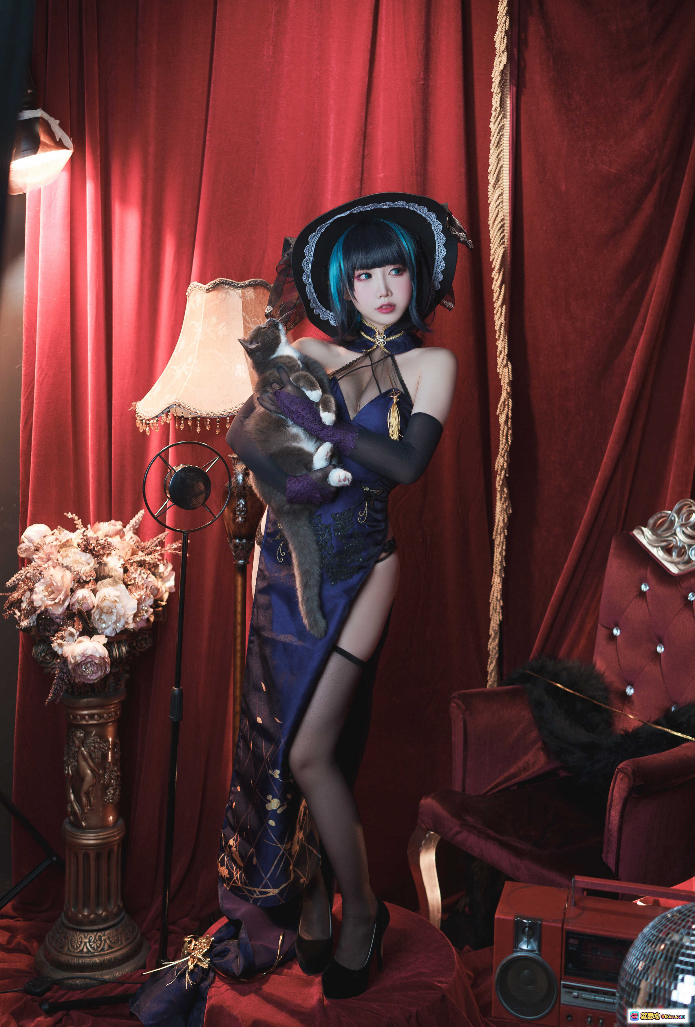 图片[2] - 面饼仙儿NO.110柴郡旗袍写真｜蓝发少女红幕复古风｜黑丝美腿抱猫坐姿｜华丽和风装饰｜ disco球收音机场景 - 就要吻