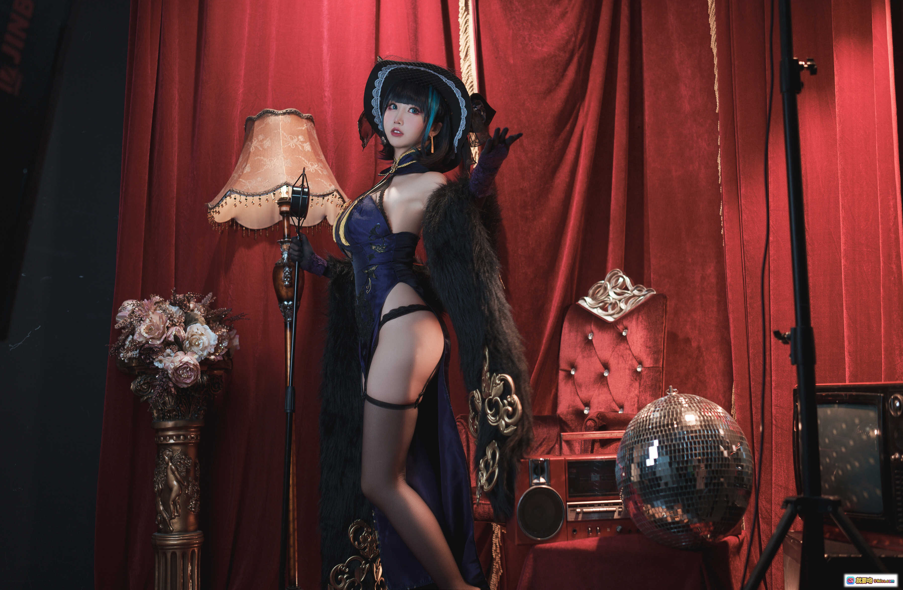 图片[8] - 面饼仙儿NO.110柴郡旗袍写真｜蓝发少女红幕复古风｜黑丝美腿抱猫坐姿｜华丽和风装饰｜ disco球收音机场景 - 就要吻