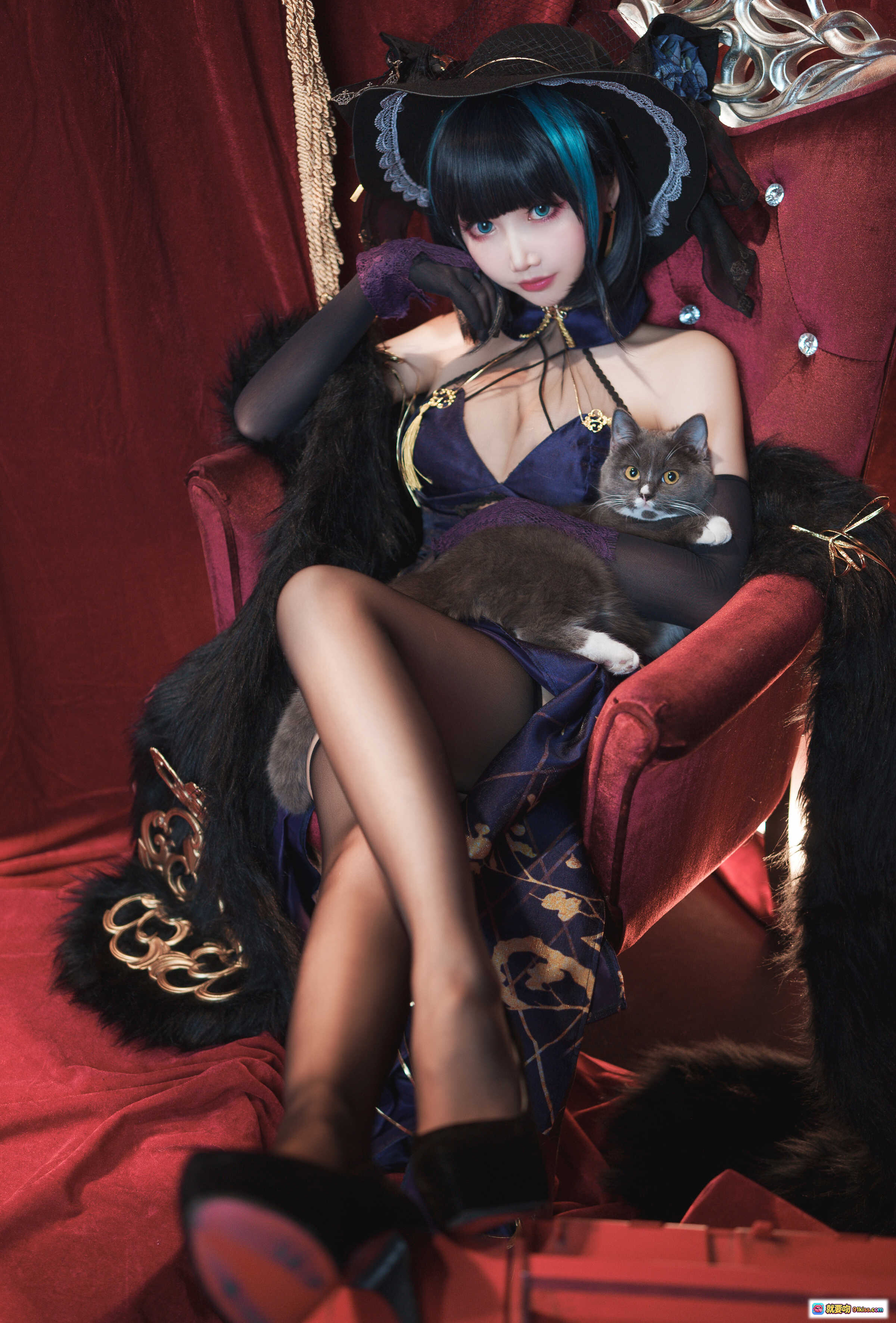 图片[5] - 面饼仙儿NO.110柴郡旗袍写真｜蓝发少女红幕复古风｜黑丝美腿抱猫坐姿｜华丽和风装饰｜ disco球收音机场景 - 就要吻