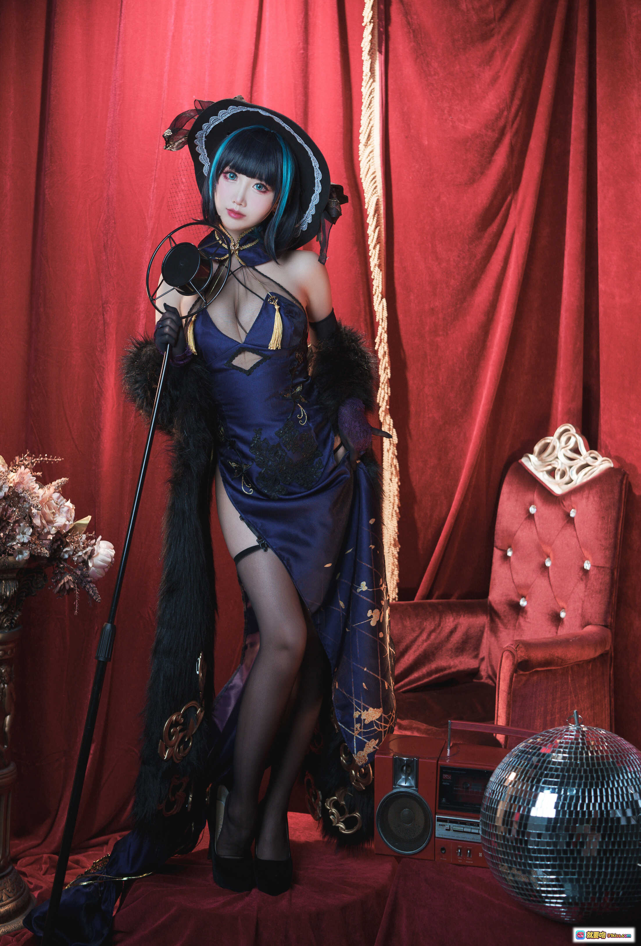 图片[9] - 面饼仙儿NO.110柴郡旗袍写真｜蓝发少女红幕复古风｜黑丝美腿抱猫坐姿｜华丽和风装饰｜ disco球收音机场景 - 就要吻