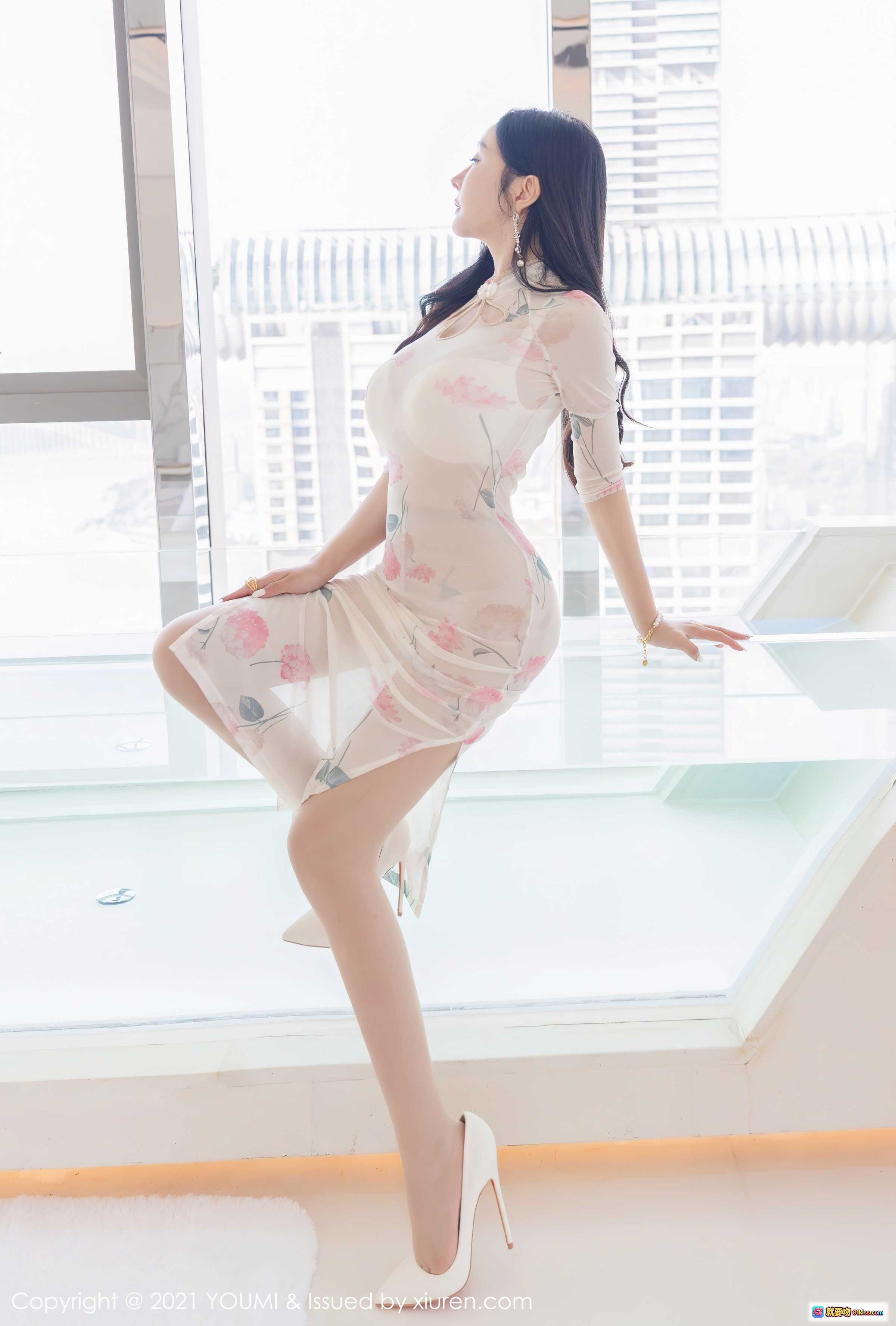图片[7] - 允爾身穿粉色花卉旗袍写真，优雅性感，白色高跟鞋搭配，室内明亮窗边姿态迷人 - 就要吻