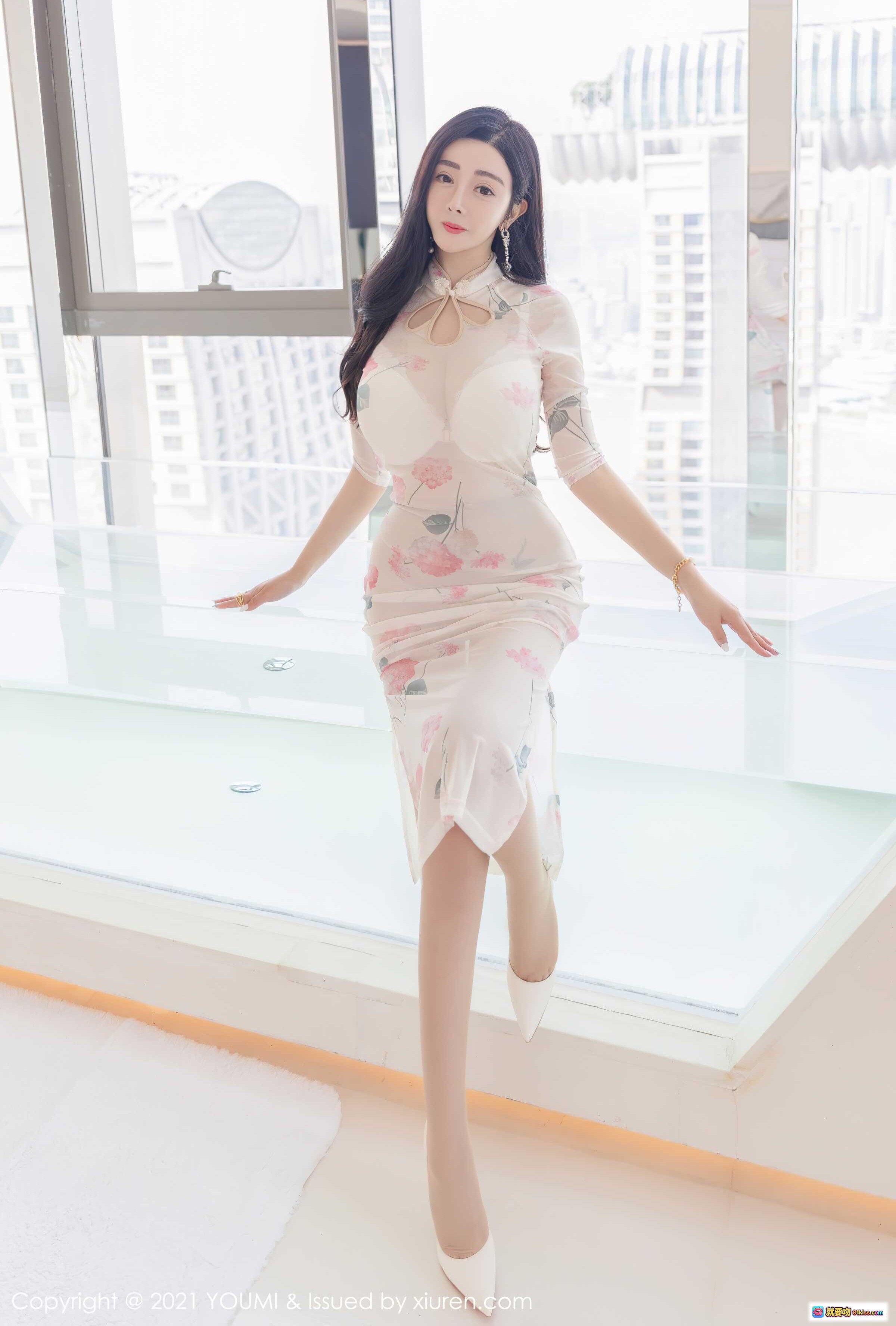 图片[6] - 允爾身穿粉色花卉旗袍写真，优雅性感，白色高跟鞋搭配，室内明亮窗边姿态迷人 - 就要吻