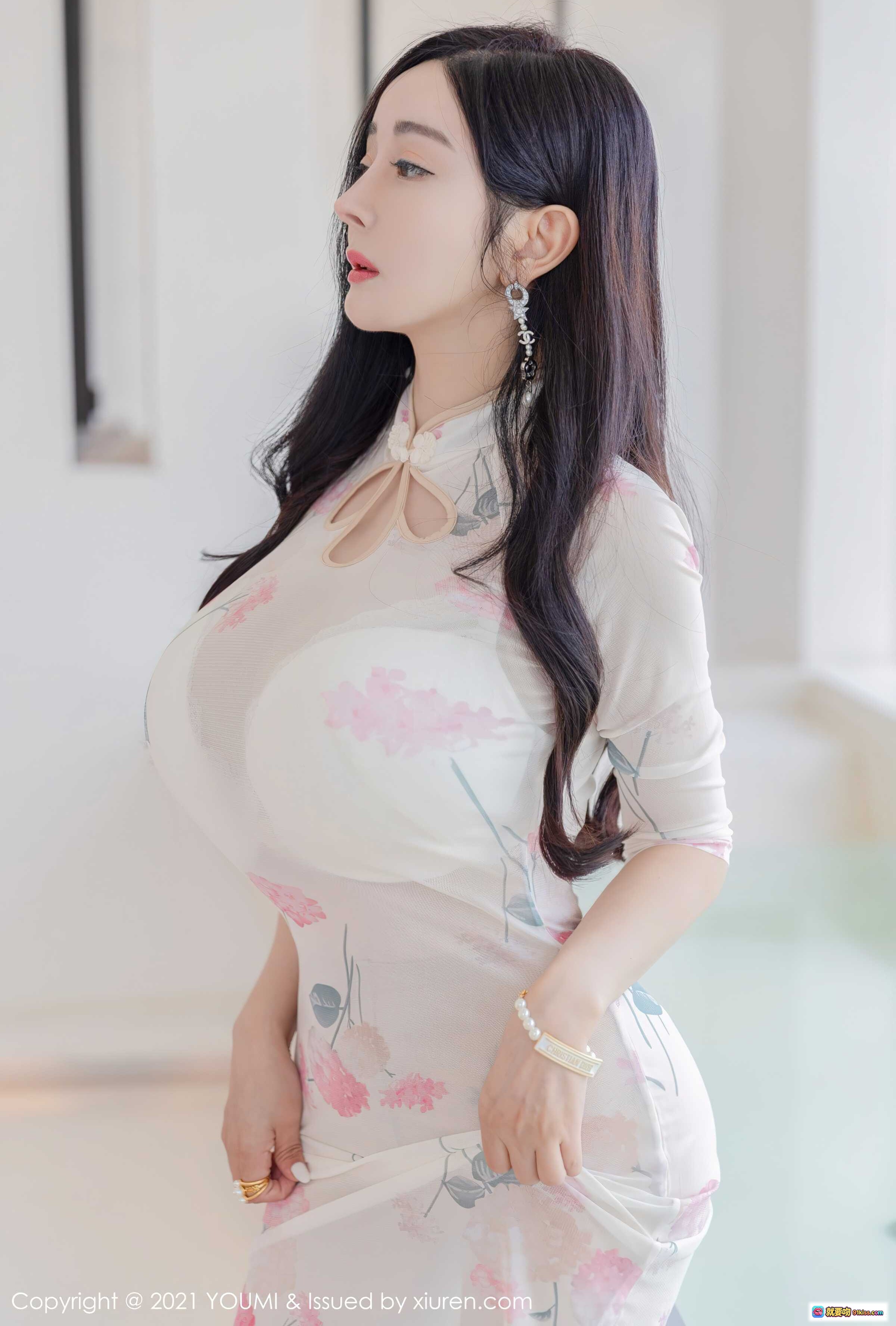 图片[3] - 允爾身穿粉色花卉旗袍写真，优雅性感，白色高跟鞋搭配，室内明亮窗边姿态迷人 - 就要吻