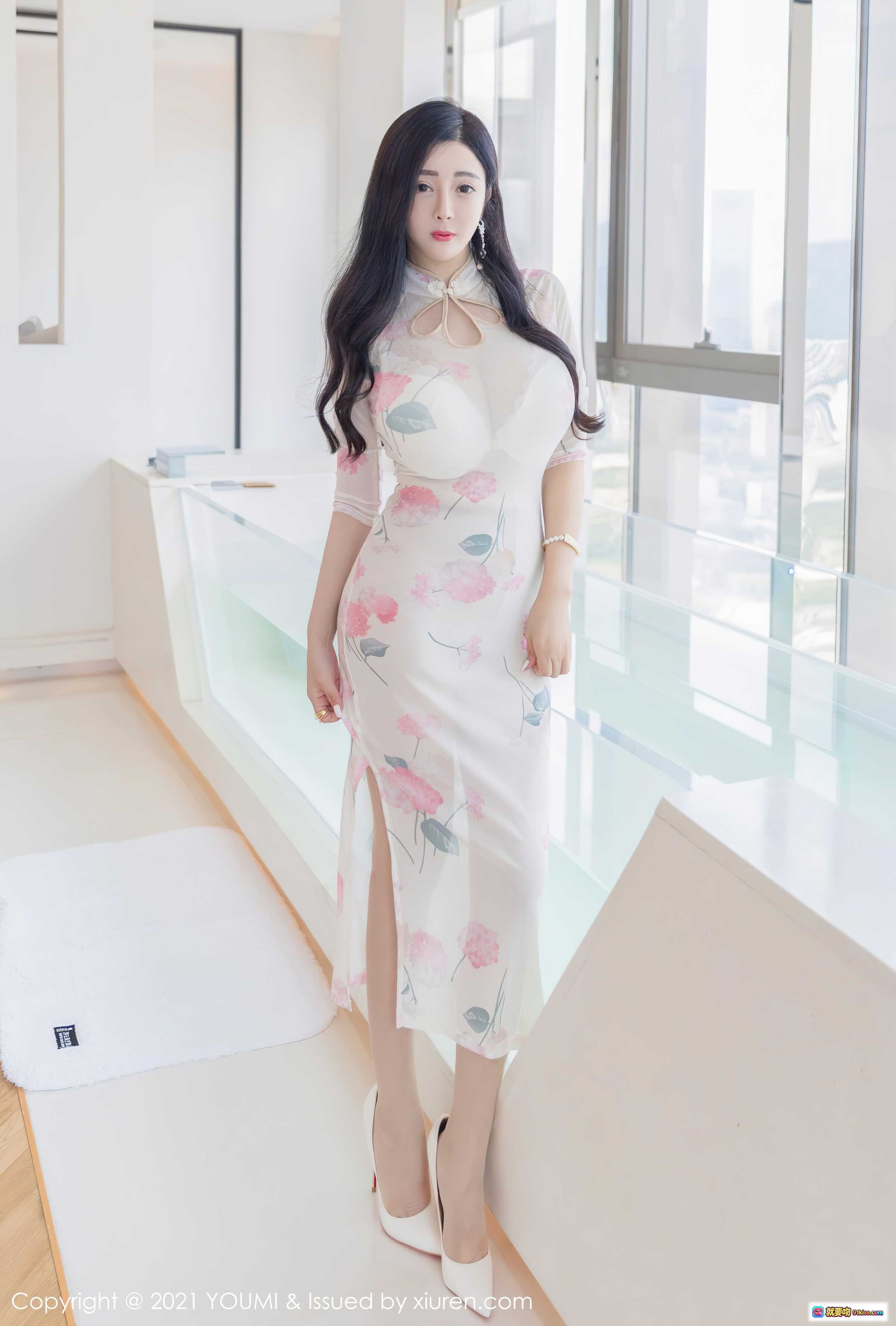 允爾身穿粉色花卉旗袍写真，优雅性感，白色高跟鞋搭配，室内明亮窗边姿态迷人 - 就要吻