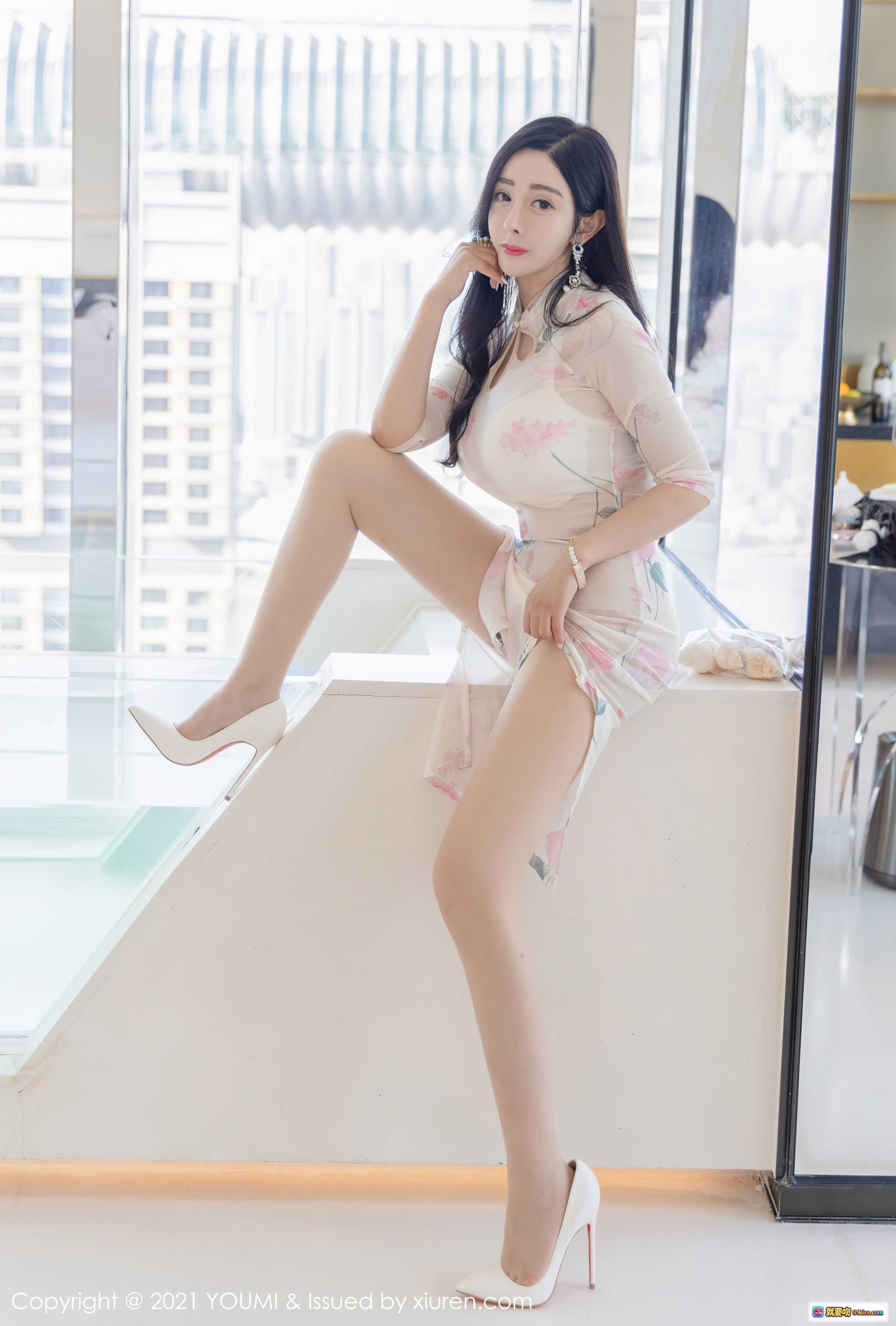 图片[9] - 允爾身穿粉色花卉旗袍写真，优雅性感，白色高跟鞋搭配，室内明亮窗边姿态迷人 - 就要吻
