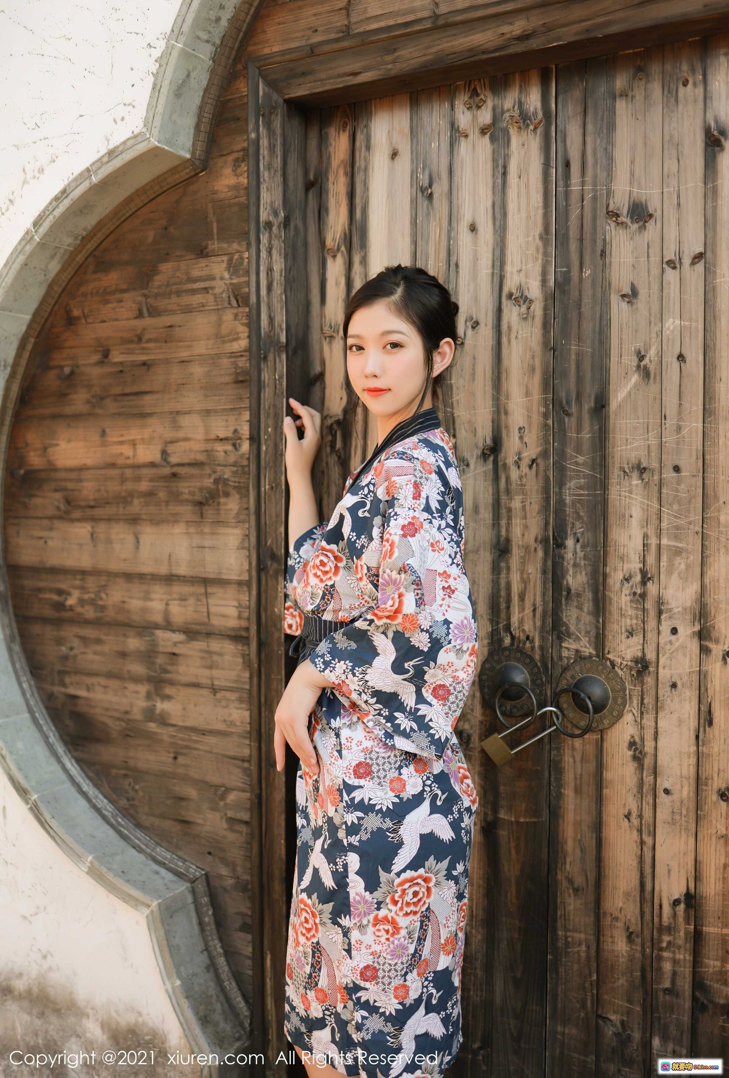 图片[2] - 李雅柔和风写真｜深蓝底花卉仙鹤图案浴衣｜日式木门背景｜优雅古典美人｜秀人网No.4032高清图集 - 就要吻