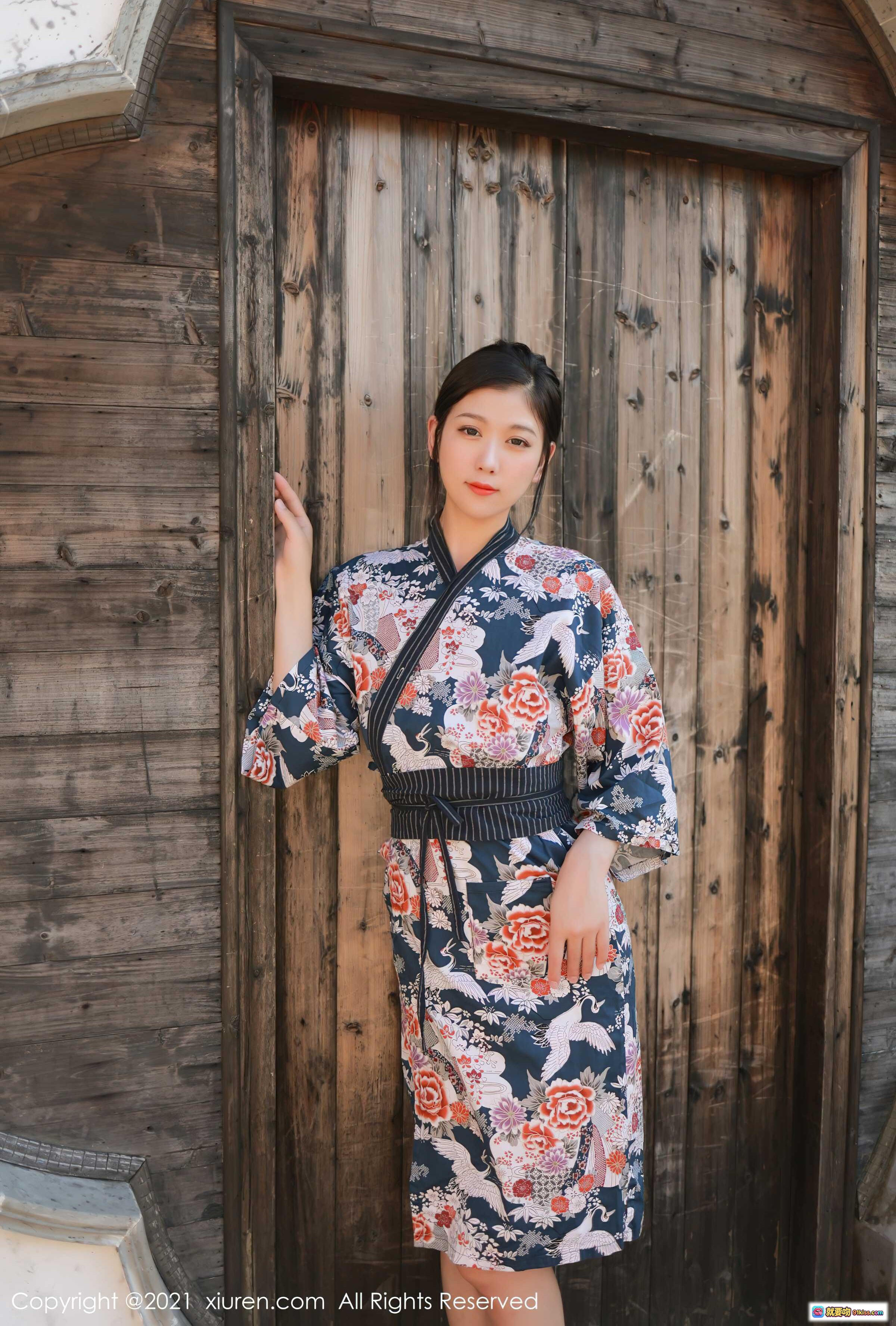 李雅柔和风写真｜深蓝底花卉仙鹤图案浴衣｜日式木门背景｜优雅古典美人｜秀人网No.4032高清图集 - 就要吻