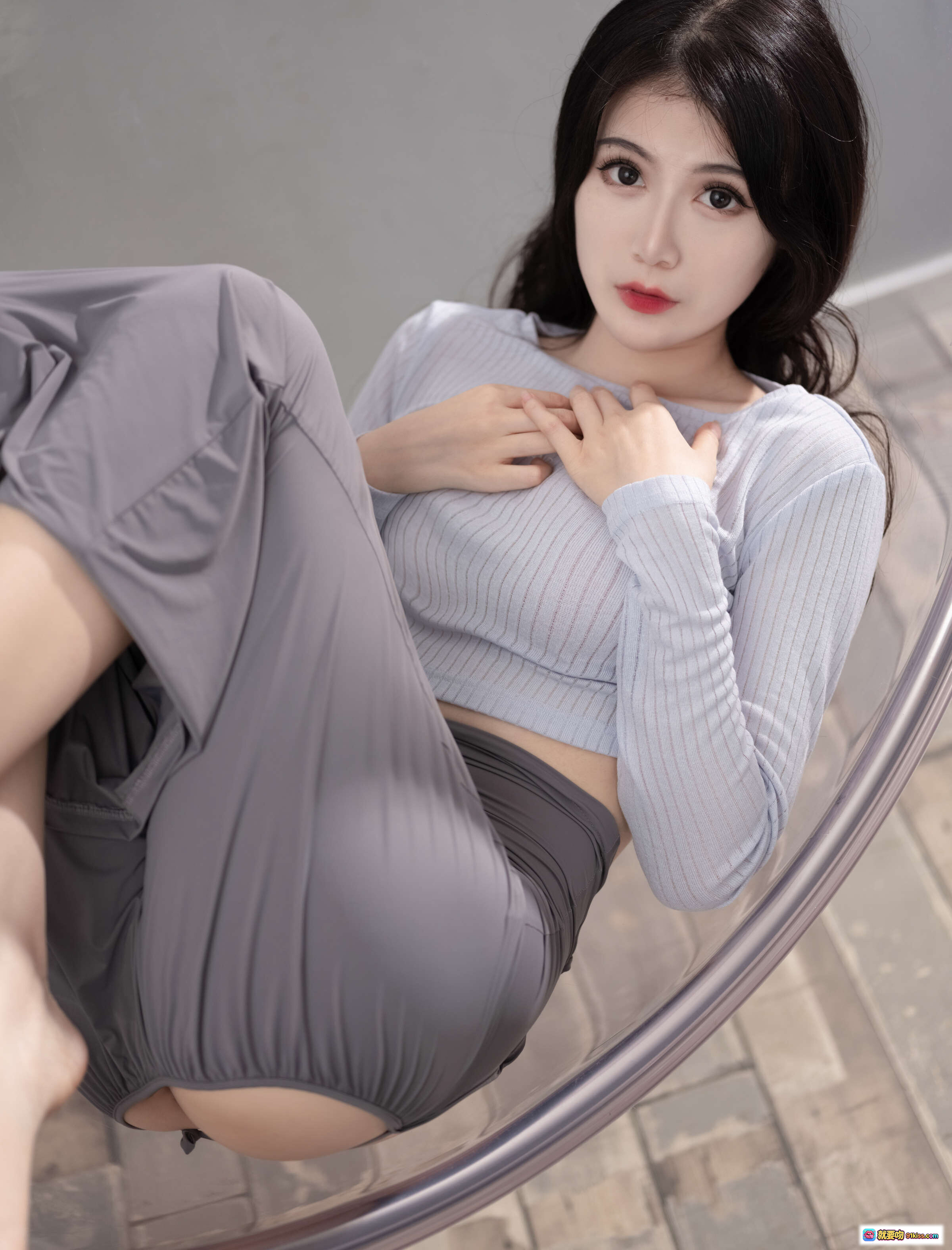 图片[1] - 一米八大梨子NO.012吉他姐姐写真31P187MB 灰色长裤浅蓝条纹上衣透明椅性感坐姿美腿特写 - 就要吻