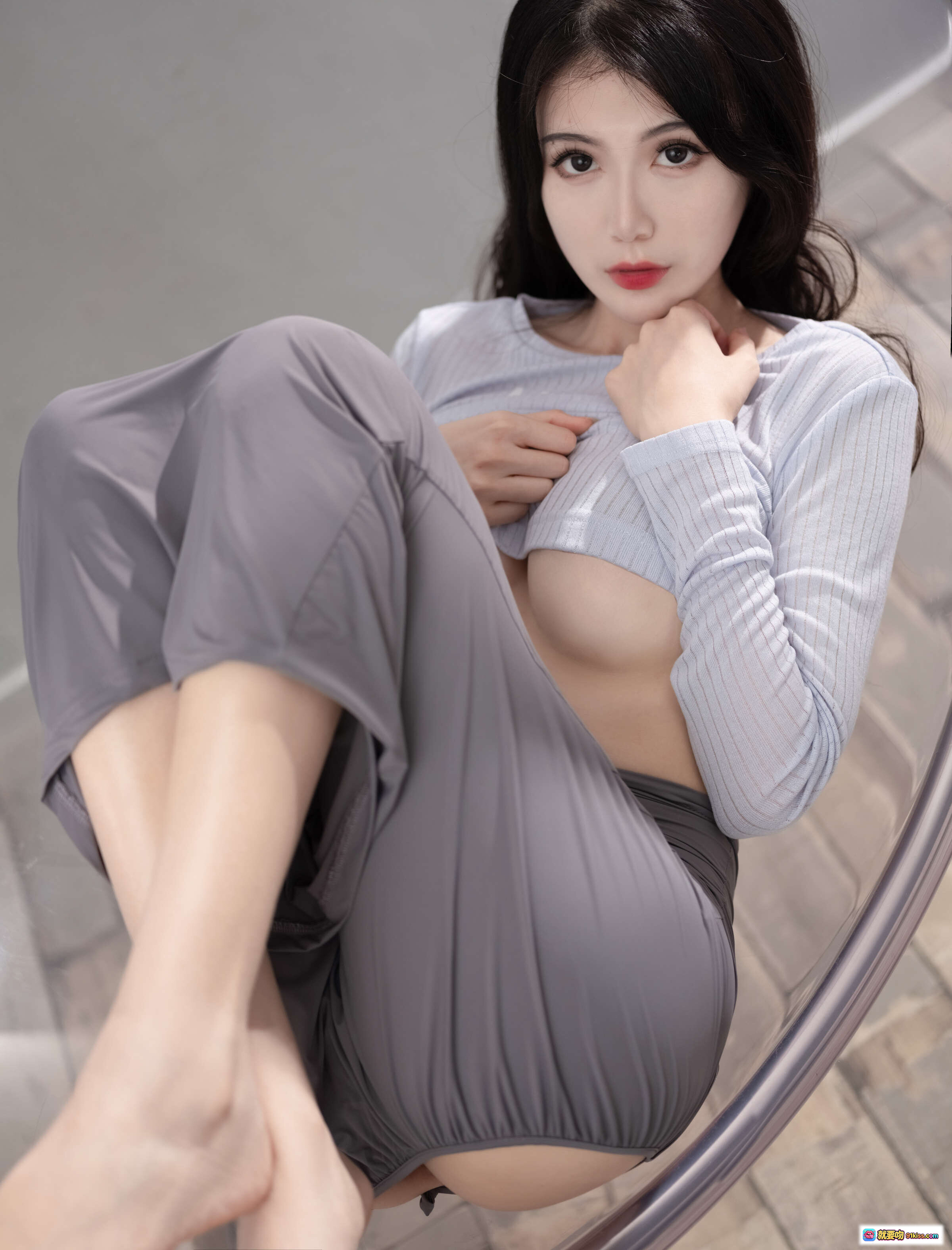 图片[6] - 一米八大梨子NO.012吉他姐姐写真31P187MB 灰色长裤浅蓝条纹上衣透明椅性感坐姿美腿特写 - 就要吻