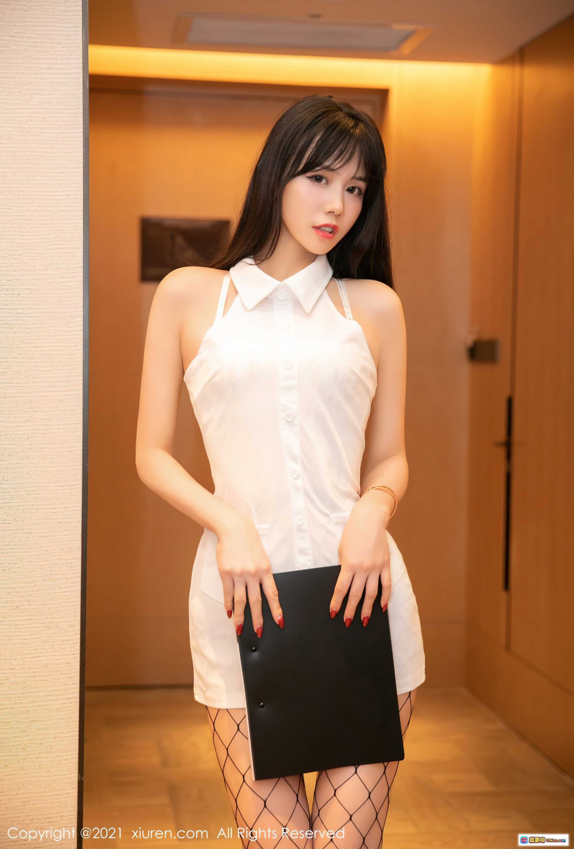 图片[4] - 柚子白衬衫吊带裙配渔网袜写真 | XiuRen秀人网No.4007性感职场风高清图集 - 就要吻