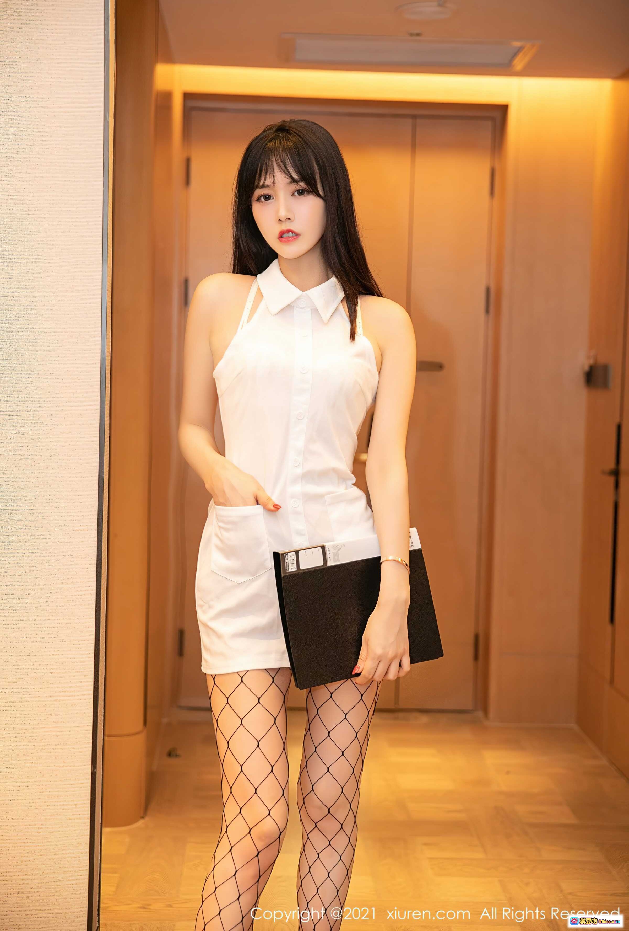 图片[1] - 柚子白衬衫吊带裙配渔网袜写真 | XiuRen秀人网No.4007性感职场风高清图集 - 就要吻