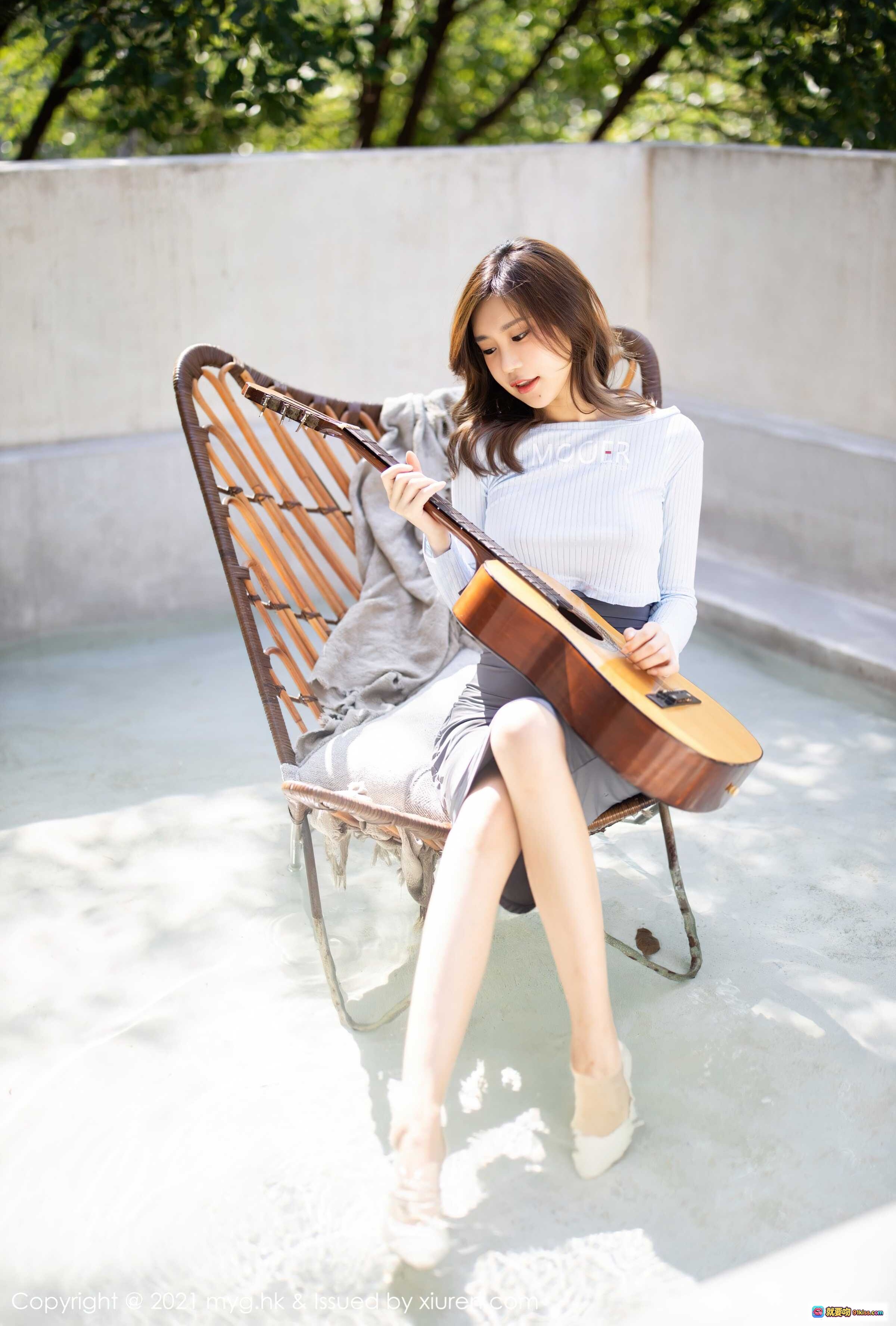 图片[9] - 绮里嘉ula户外写真 | 白色针织上衣+灰色镂空包臀裙 | 手持吉他优雅侧身 | MyGirl美媛馆Vol.600 2021.10.09 - 就要吻