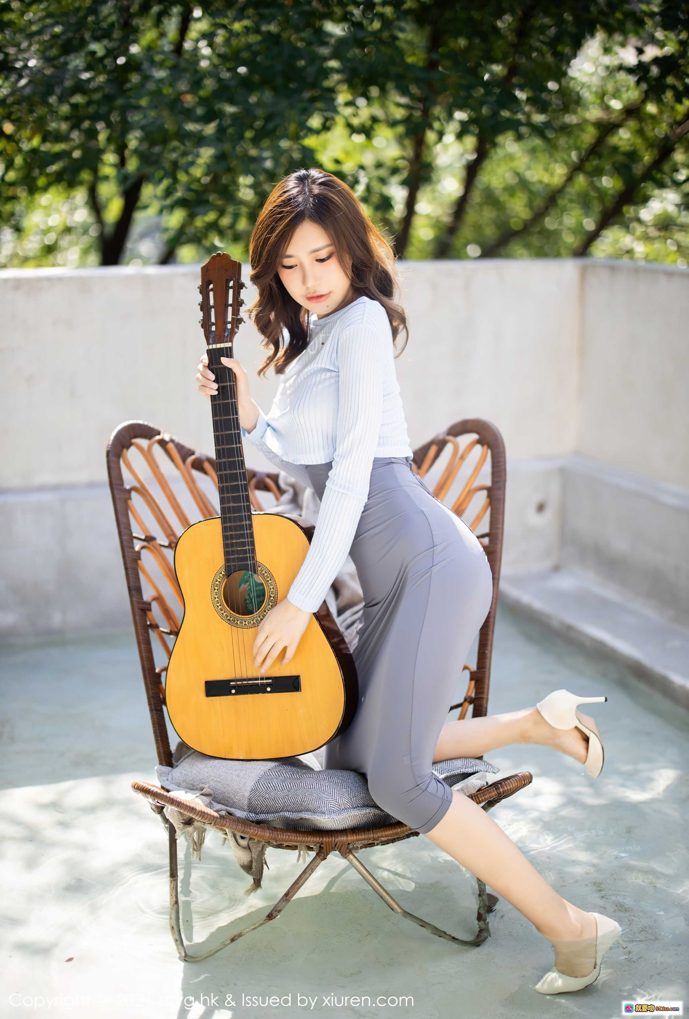 图片[4] - 绮里嘉ula户外写真 | 白色针织上衣+灰色镂空包臀裙 | 手持吉他优雅侧身 | MyGirl美媛馆Vol.600 2021.10.09 - 就要吻