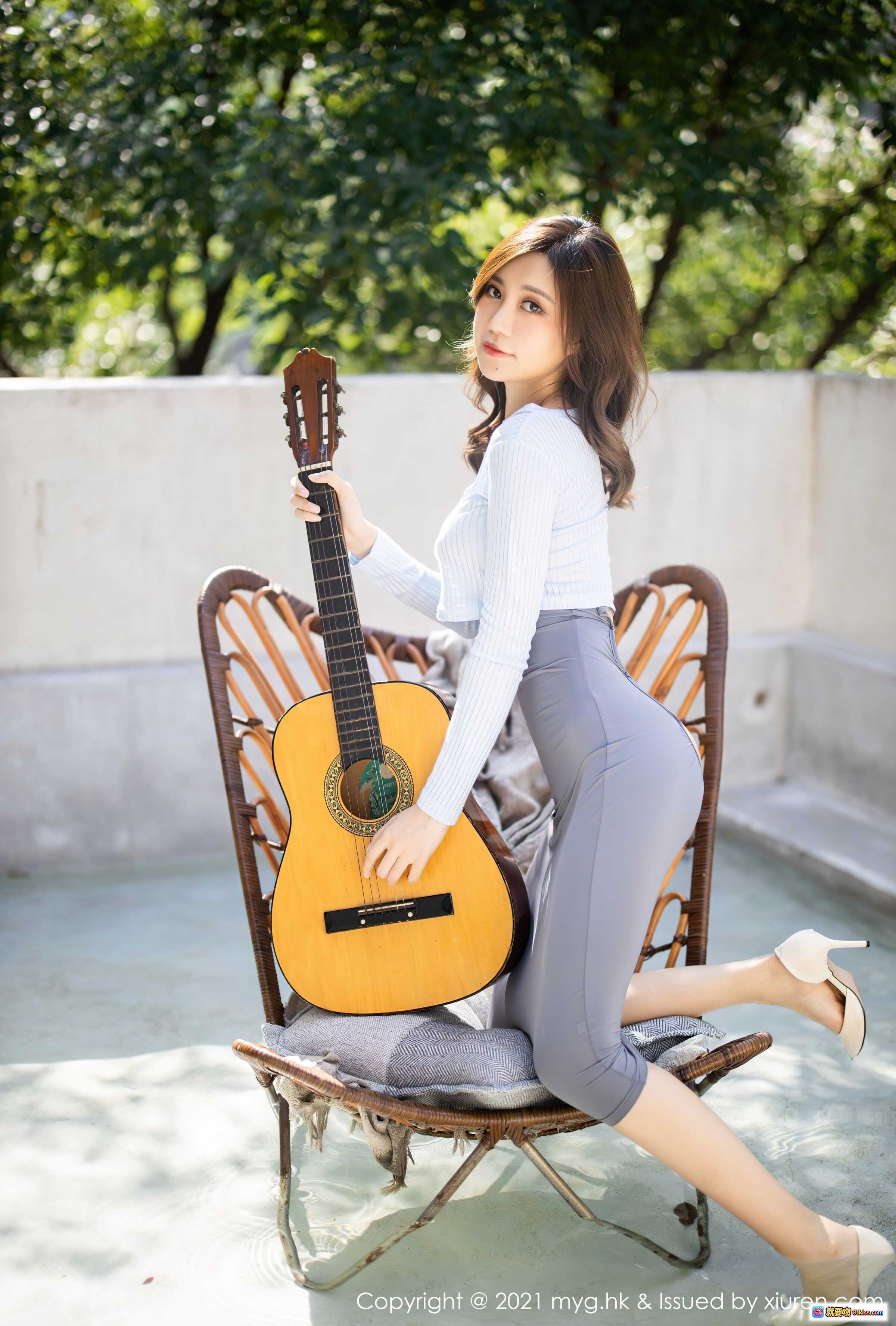 图片[5] - 绮里嘉ula户外写真 | 白色针织上衣+灰色镂空包臀裙 | 手持吉他优雅侧身 | MyGirl美媛馆Vol.600 2021.10.09 - 就要吻