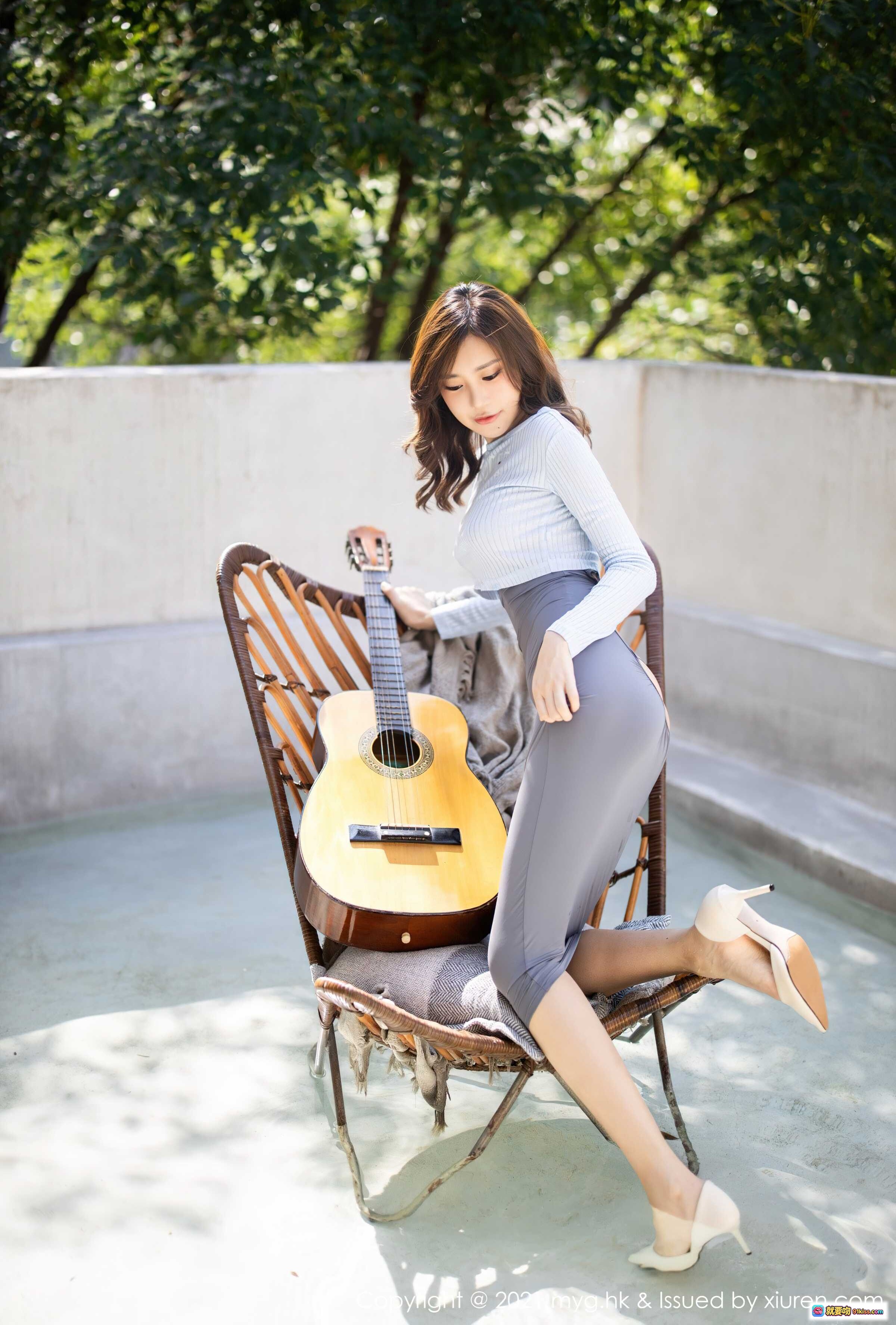 图片[8] - 绮里嘉ula户外写真 | 白色针织上衣+灰色镂空包臀裙 | 手持吉他优雅侧身 | MyGirl美媛馆Vol.600 2021.10.09 - 就要吻