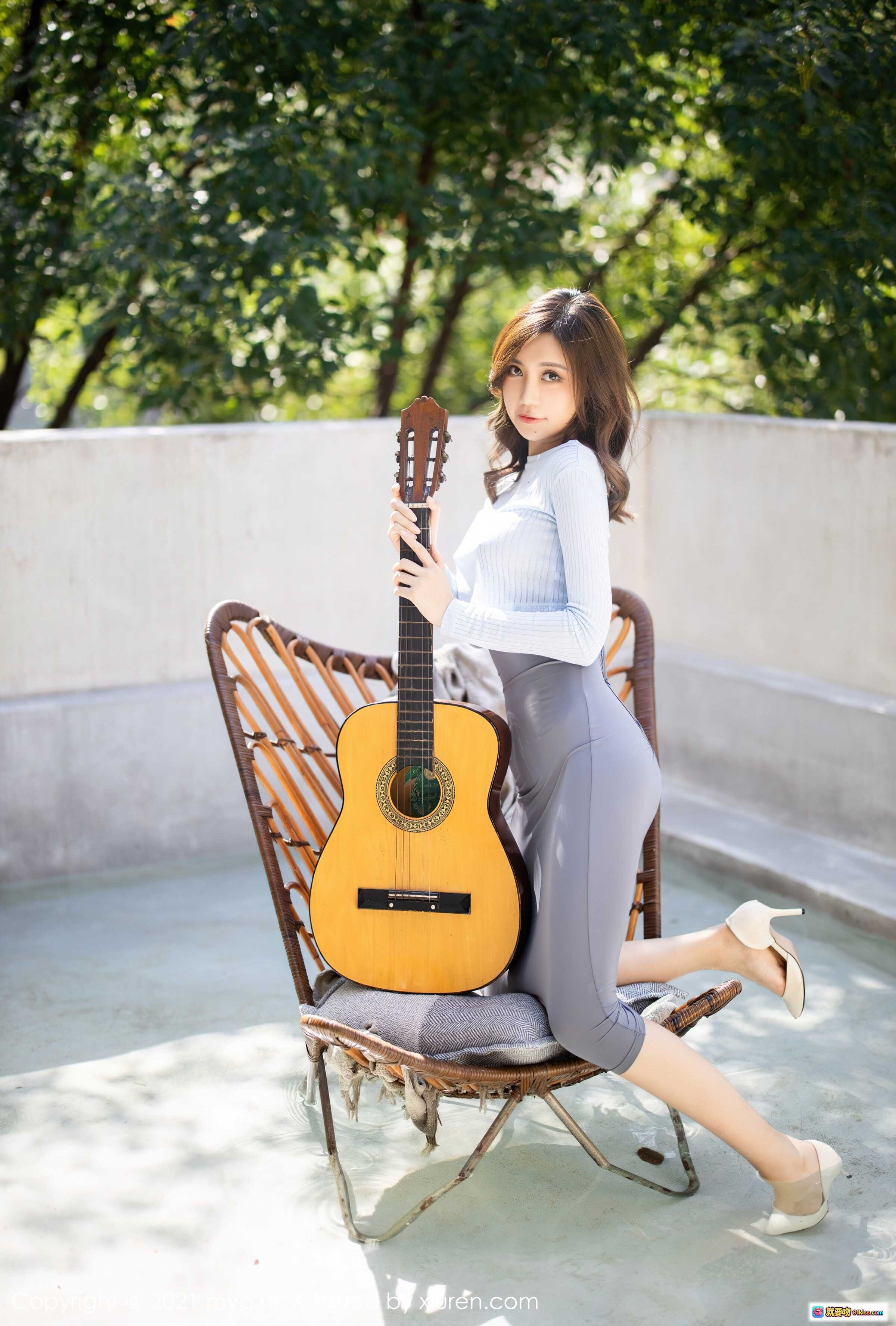 图片[7] - 绮里嘉ula户外写真 | 白色针织上衣+灰色镂空包臀裙 | 手持吉他优雅侧身 | MyGirl美媛馆Vol.600 2021.10.09 - 就要吻