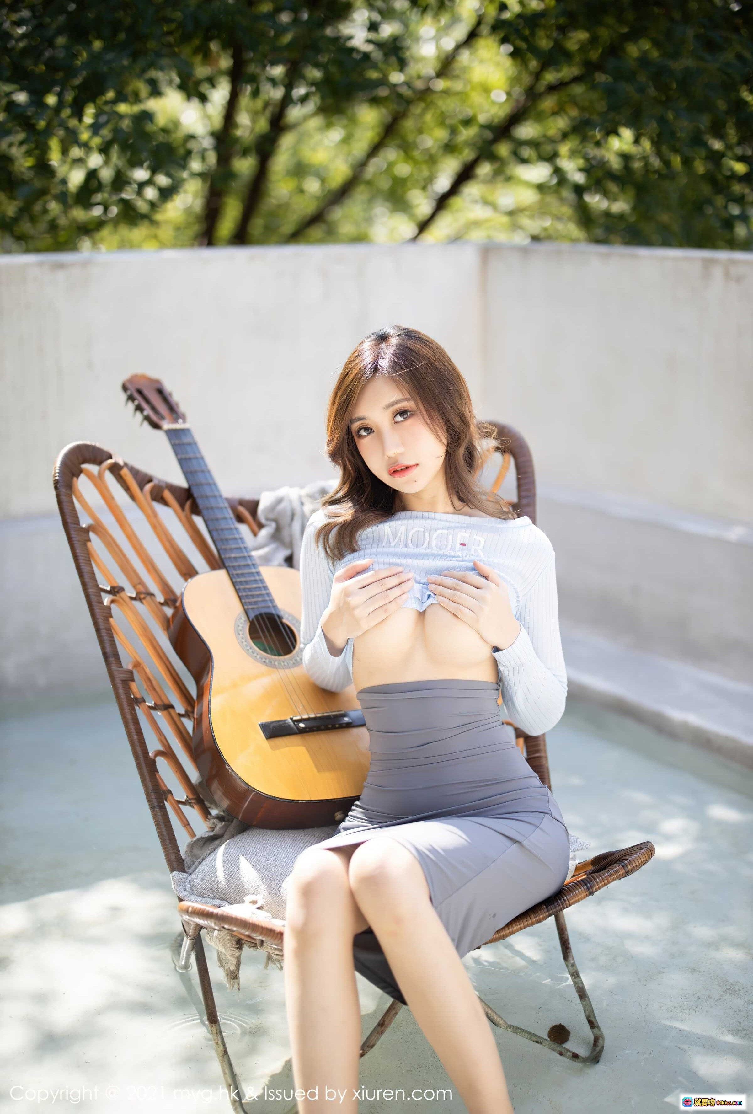 图片[10] - 绮里嘉ula户外写真 | 白色针织上衣+灰色镂空包臀裙 | 手持吉他优雅侧身 | MyGirl美媛馆Vol.600 2021.10.09 - 就要吻