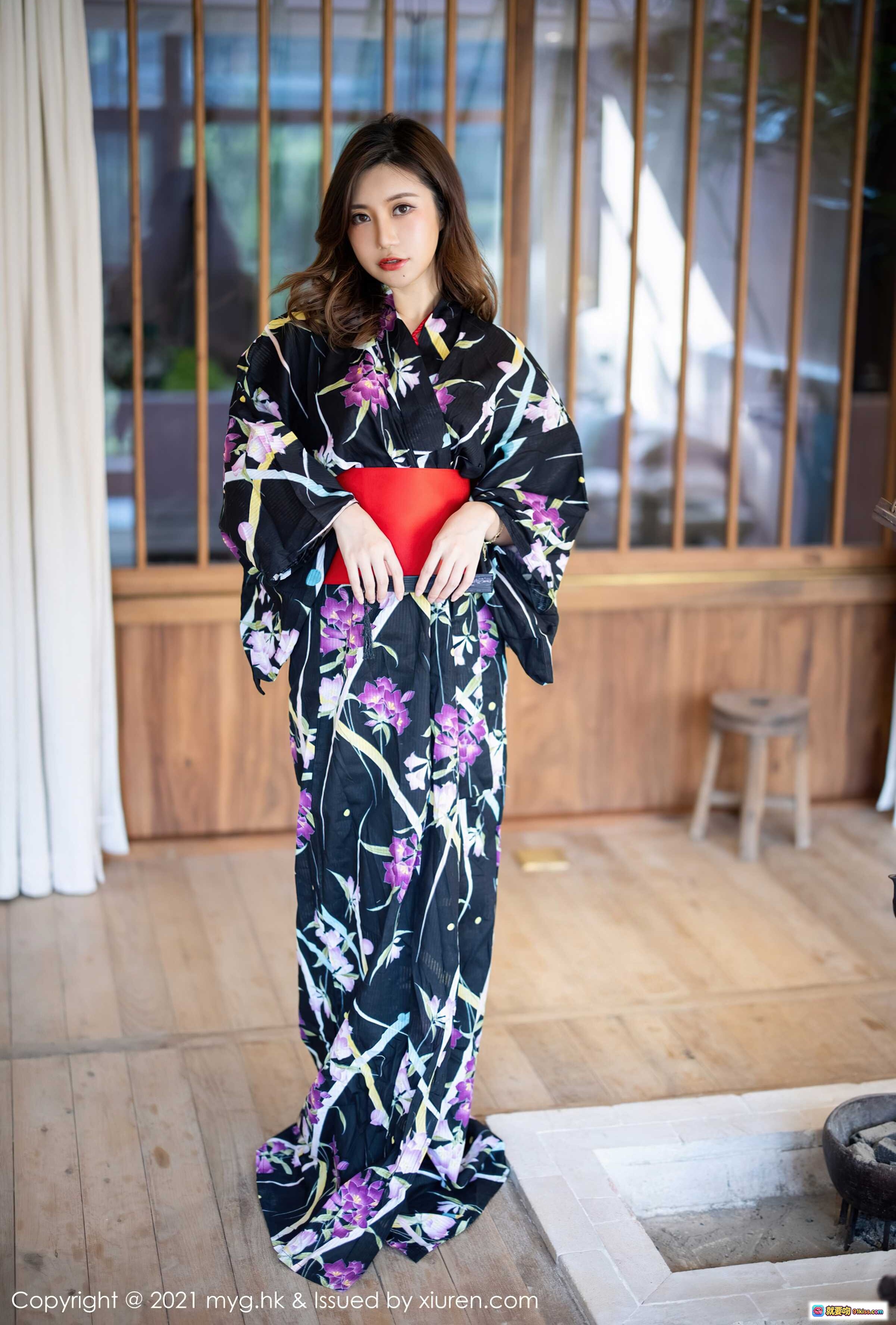 图片[1] - 绮里嘉ula黑底紫花和服写真｜日式庭院木质地板优雅姿态｜MyGirl美媛馆2021 Vol.594高清图集 - 就要吻