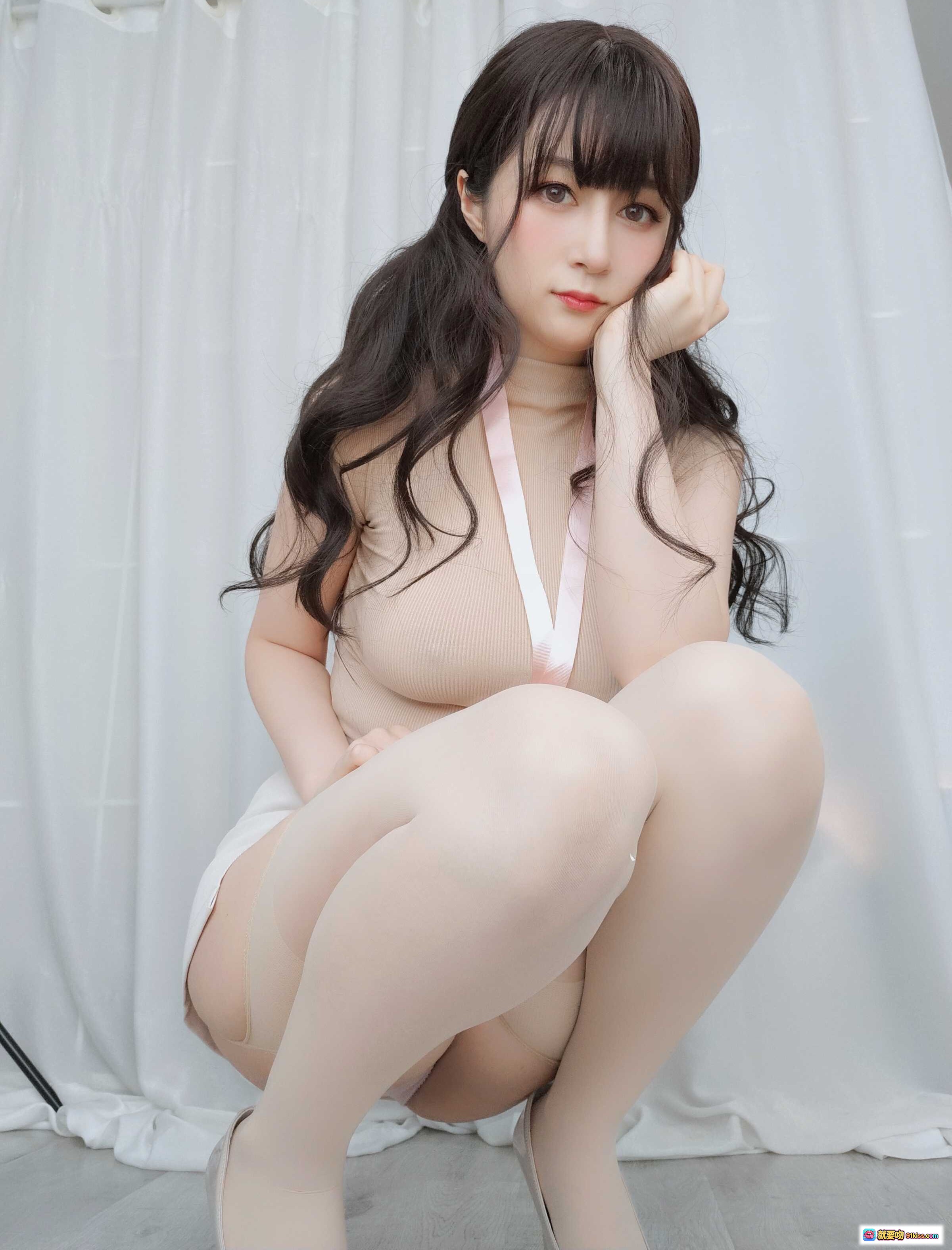 图片[6] - 白银81 NO.088 10月会员合集 仕事中の後輩 粉色工牌 职场OL风 温柔长发 美腿丝袜 白色毛绒背景 甜美微笑 自拍姿势 - 就要吻