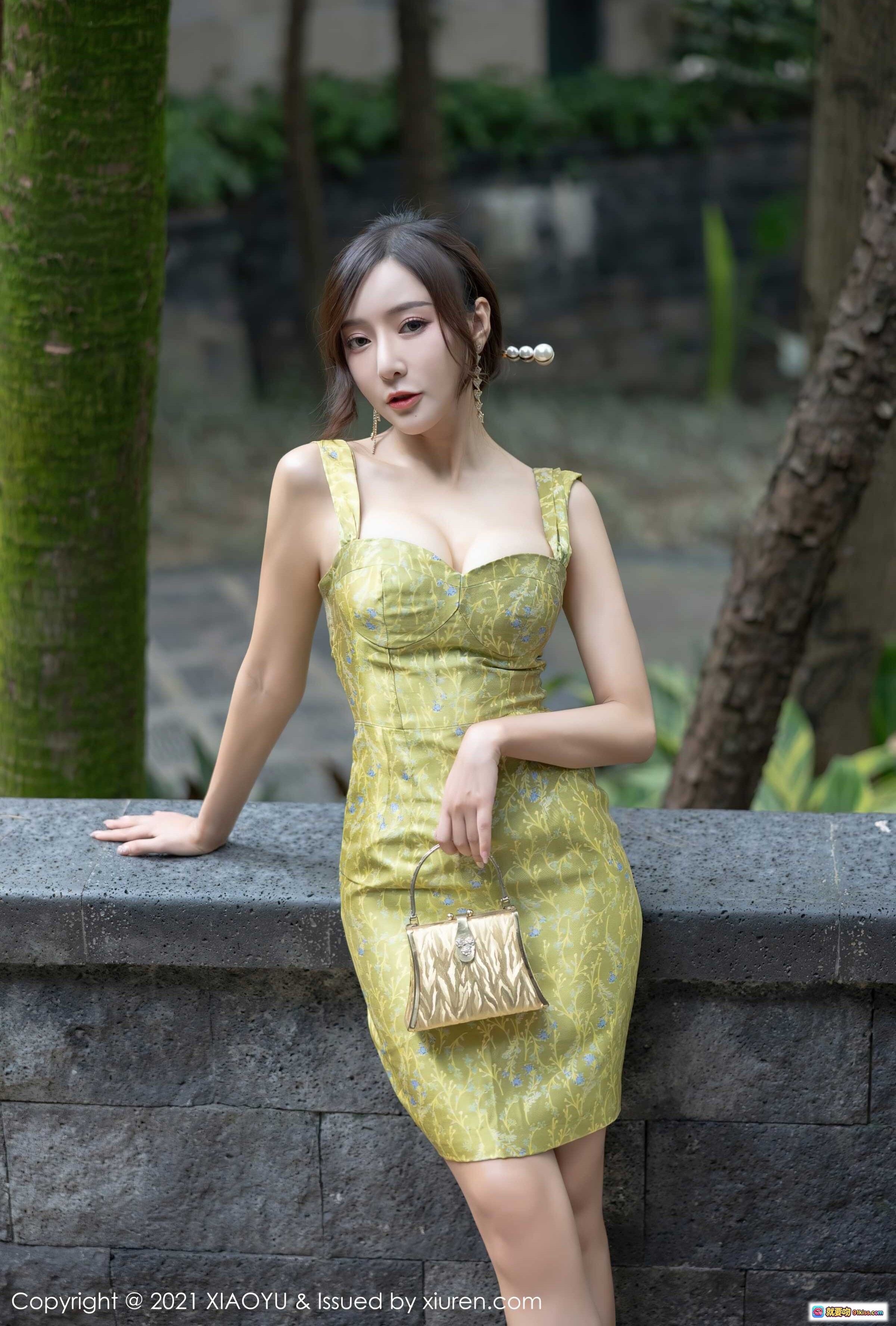 图片[10] - 王馨瑶yanni金色吊带裙写真 | 高跟凉鞋街拍 | 石阶绿植背景 | XIAOYU Vol.624 2021.09.28 - 就要吻