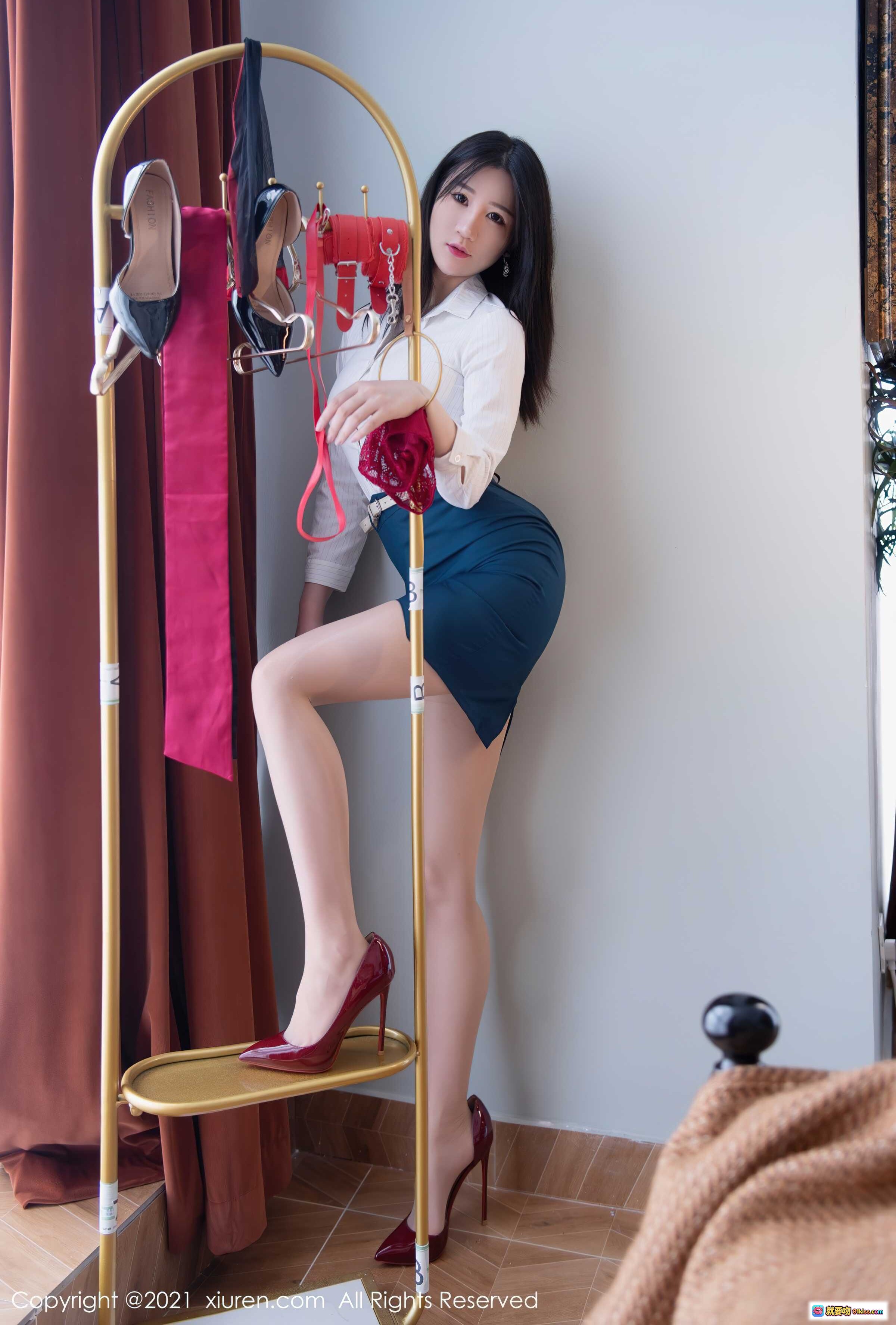 图片[1] - 顾乔楠Cora优雅职场风写真｜白衬衫蓝短裙高跟美腿｜秀人网No.4022性感私房照 - 就要吻