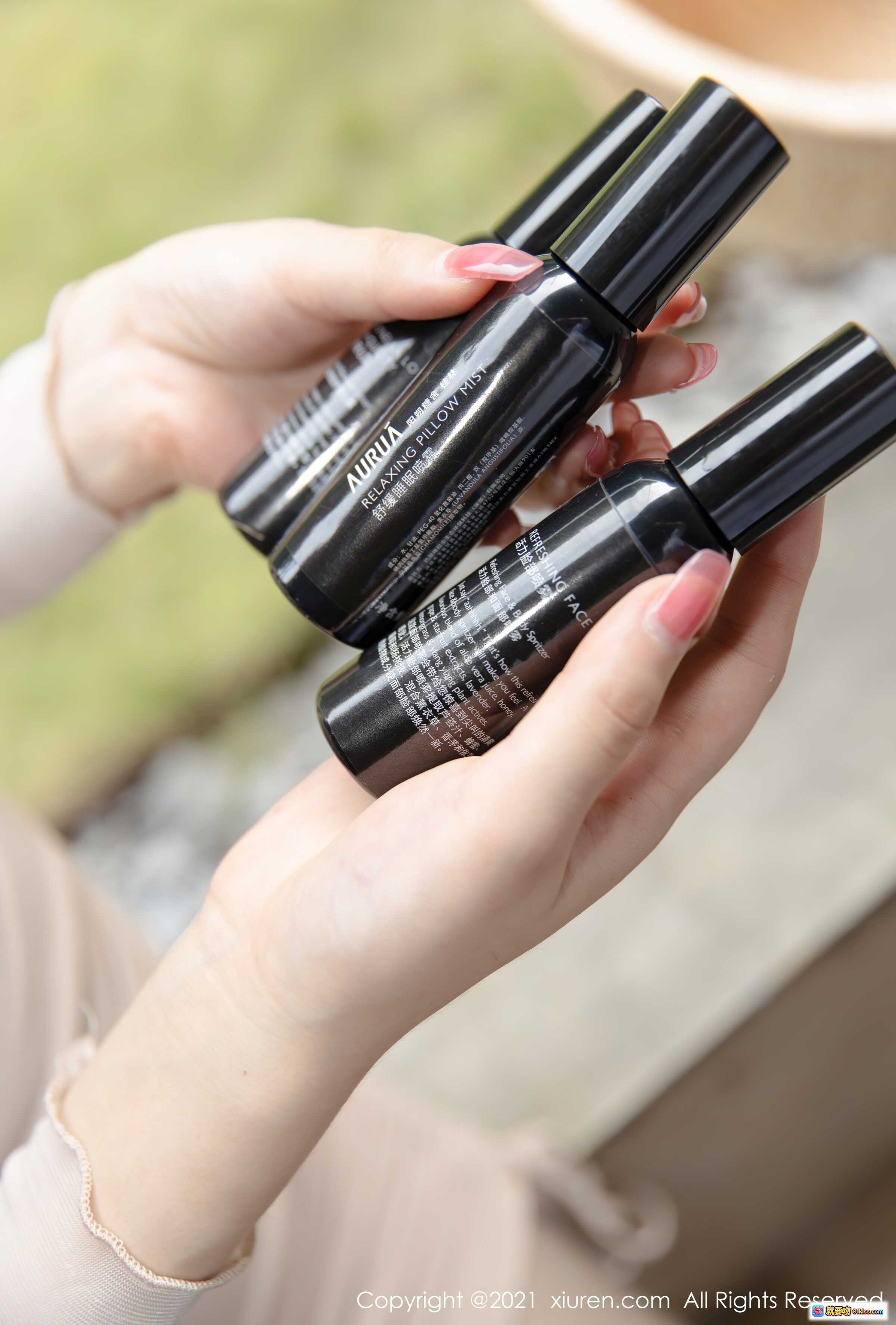 图片[7] - 熊小诺性感写真：米色紧身连衣裙+黑色丝袜高跟鞋户外坐姿美腿诱惑 | XiuRen秀人网No.3818 - 就要吻