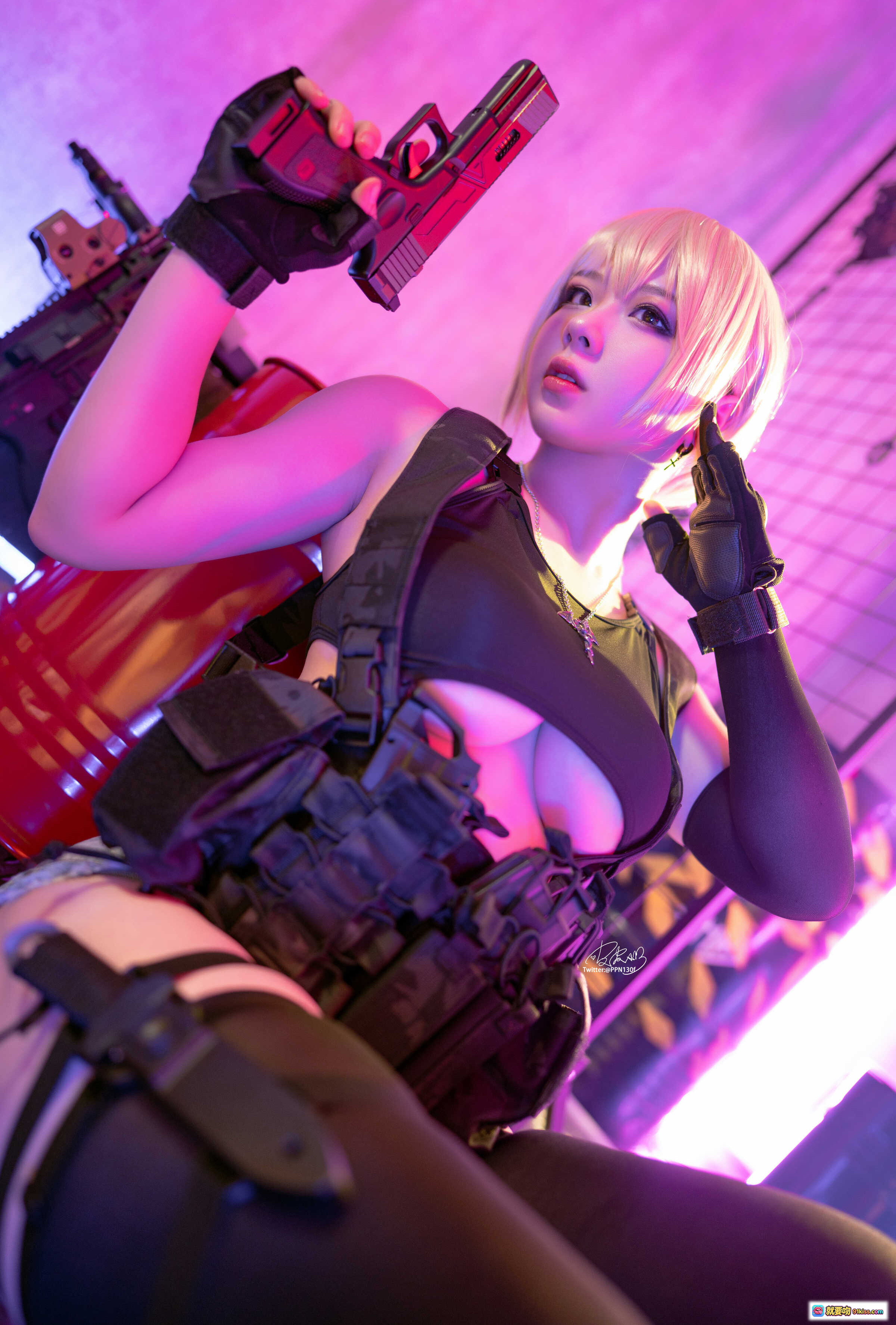图片[9] - 皮皮奶NO.041 Vol.22战术背心Cosplay写真｜性感短发女战士｜霓虹灯光氛围｜战术装备细节｜牛仔短裤黑丝美腿｜51P高清图集 - 就要吻